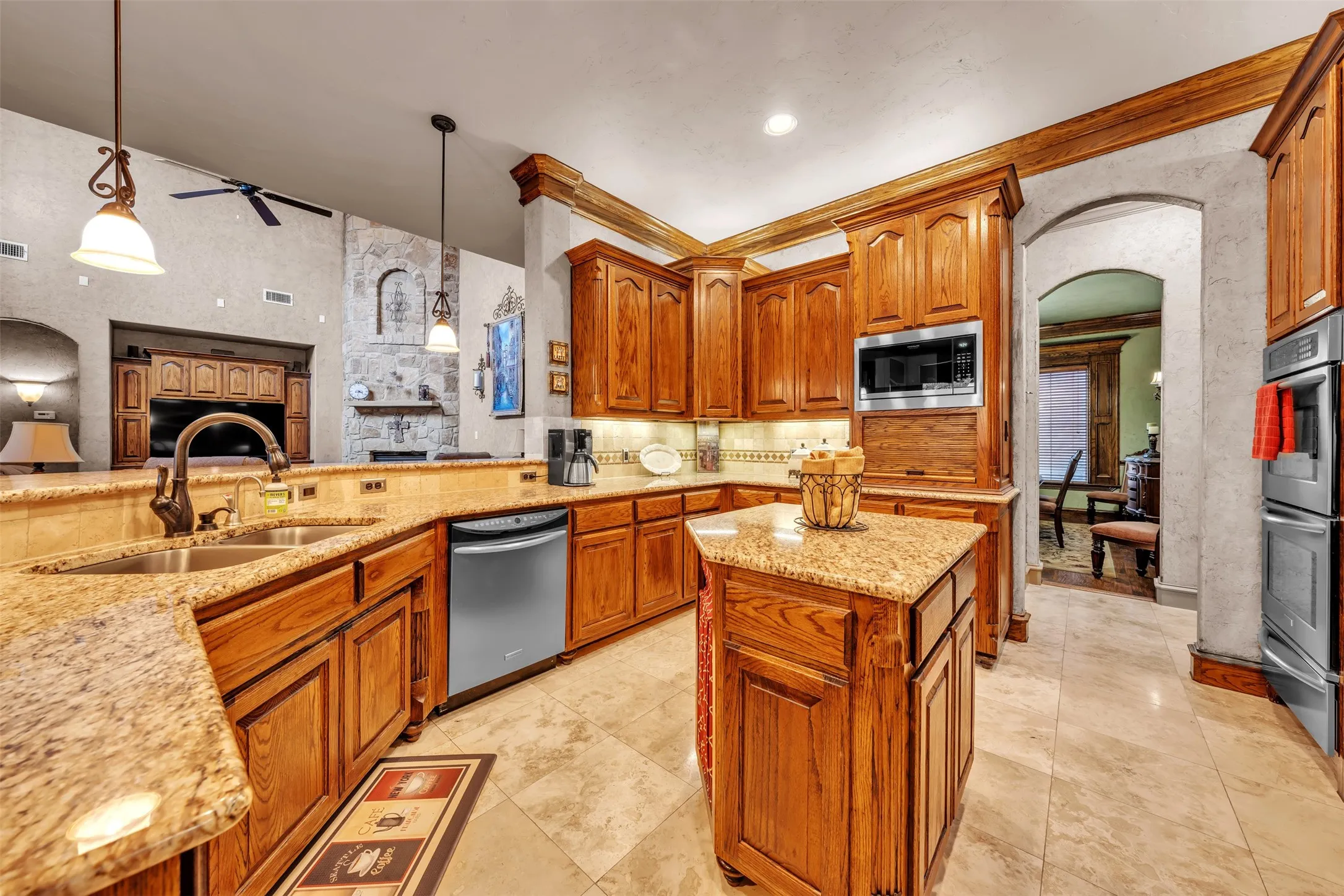 Single Family Residence For Sale in Tarrant County , 2717 S Shady Lane, Arlington, Texas 76001, 4 Bedroom, 4 Bathroom, 3 Garage spaces, 3,789 Sqft, built in 2007, Preowned, mls#21199211, Real Estate Agent in Arlington, Homes For Sale in Tarrant county, Homes For Sale in Arlington, Realtor in Arlington Texas, Real Estate Brokerage Independent Realty Texas, Luminita Cordes Realtor