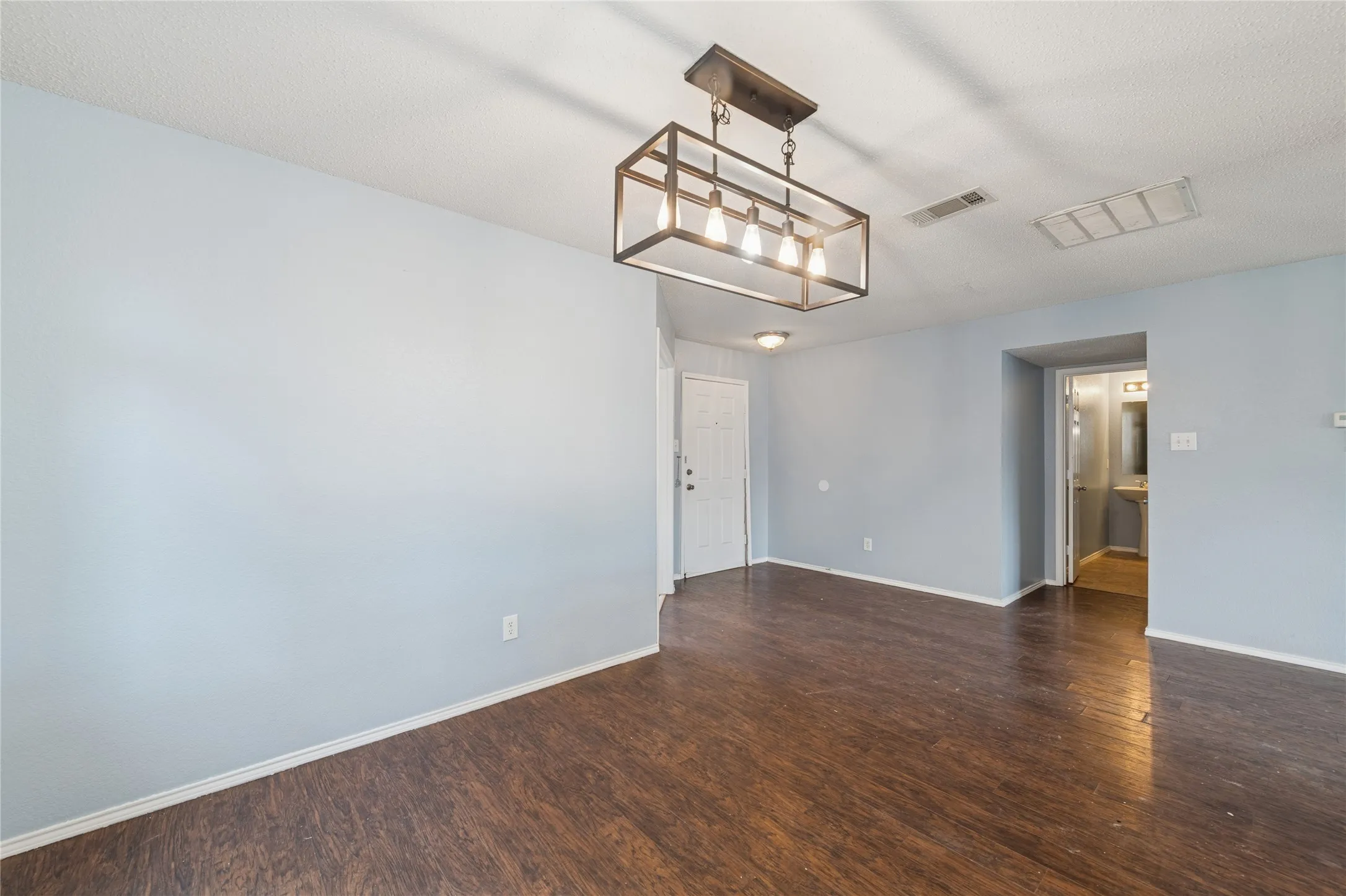 Single Family Residence For Sale in Dallas County , 2216 Partridge Drive, Mesquite, Texas 75181, 4 Bedroom, 3 Bathroom, 2 Garage spaces, 2,764 Sqft, built in 2005, mls#21201764, Real Estate Agent in Mesquite, Homes For Sale in Dallas county, Homes For Sale in Mesquite, Realtor in Mesquite Texas, Real Estate Brokerage Independent Realty Texas, Luminita Cordes Realtor