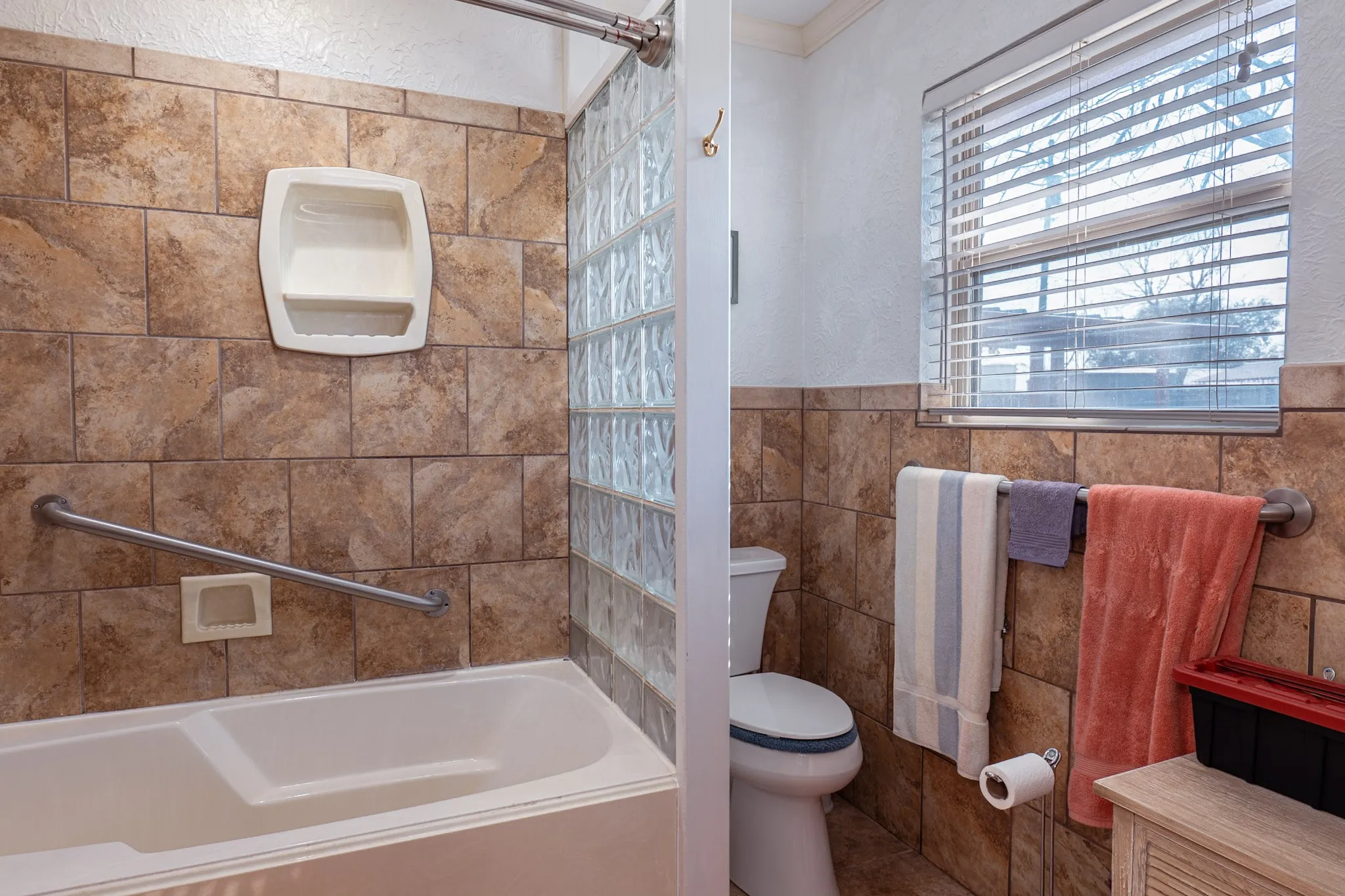Single Family Residence For Sale in Stephens County , 801 Westridge Circle, Breckenridge, Texas 76424, 3 Bedroom, 2 Bathroom, 2 Garage spaces, 1,679 Sqft, built in 1964, Preowned, mls#21199179, Real Estate Agent in Breckenridge, Homes For Sale in Stephens county, Homes For Sale in Breckenridge, Realtor in Breckenridge Texas, Real Estate Brokerage Independent Realty Texas, Luminita Cordes Realtor