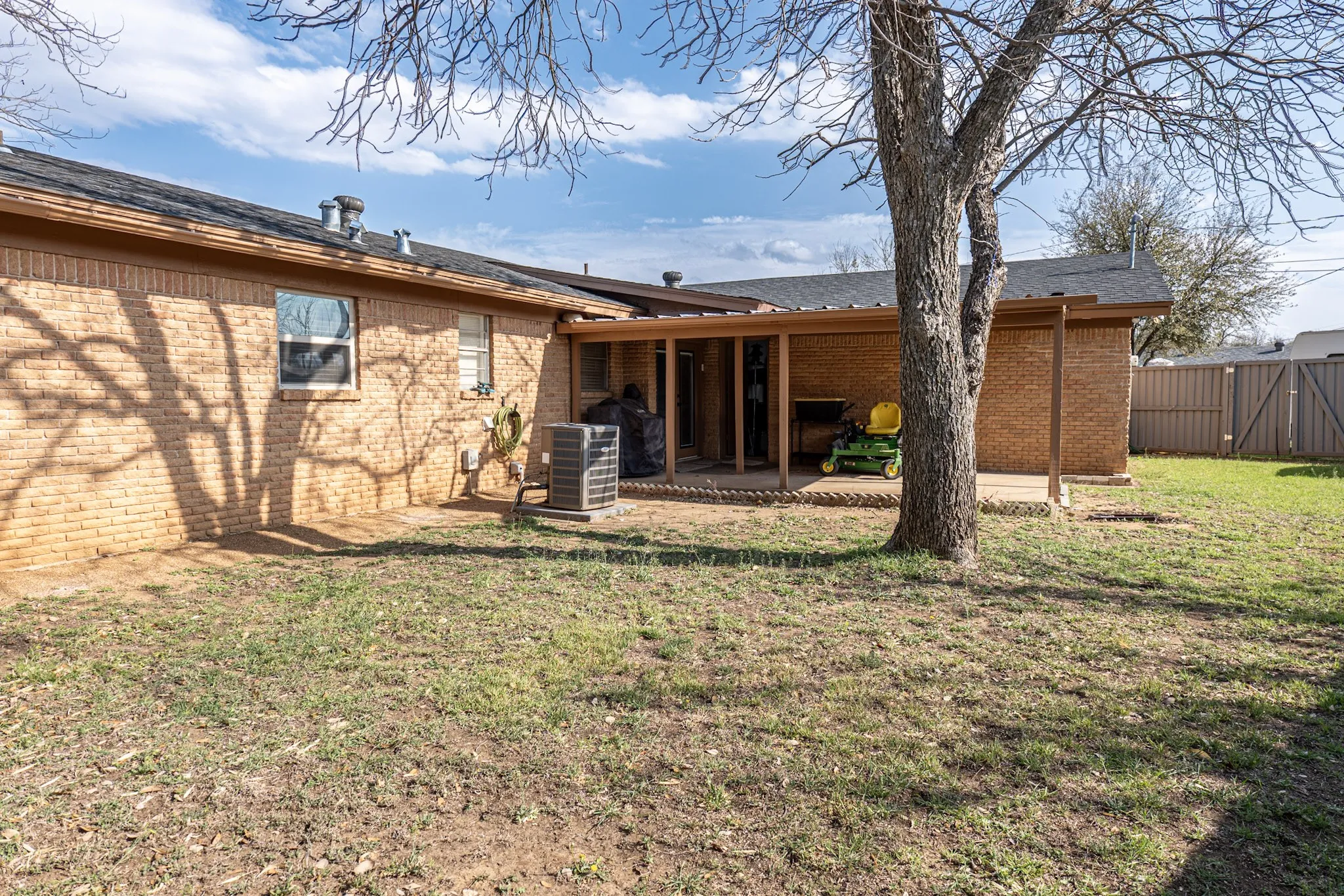 Single Family Residence For Sale in Stephens County , 801 Westridge Circle, Breckenridge, Texas 76424, 3 Bedroom, 2 Bathroom, 2 Garage spaces, 1,679 Sqft, built in 1964, Preowned, mls#21199179, Real Estate Agent in Breckenridge, Homes For Sale in Stephens county, Homes For Sale in Breckenridge, Realtor in Breckenridge Texas, Real Estate Brokerage Independent Realty Texas, Luminita Cordes Realtor