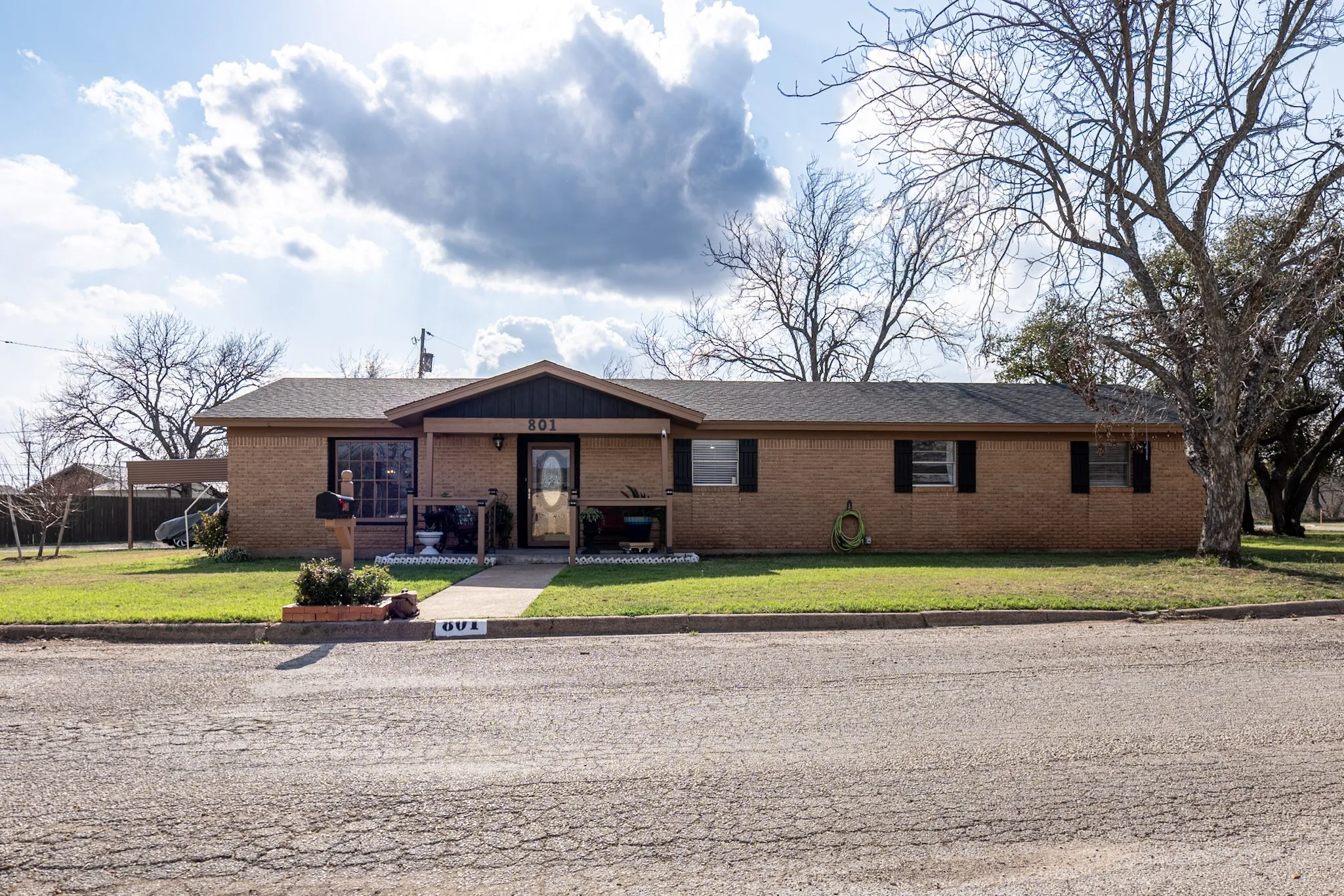 Single Family Residence For Sale in Stephens County , 801 Westridge Circle, Breckenridge, Texas 76424, 3 Bedroom, 2 Bathroom, 2 Garage spaces, 1,679 Sqft, built in 1964, Preowned, mls#21199179, Real Estate Agent in Breckenridge, Homes For Sale in Stephens county, Homes For Sale in Breckenridge, Realtor in Breckenridge Texas, Real Estate Brokerage Independent Realty Texas, Luminita Cordes Realtor
