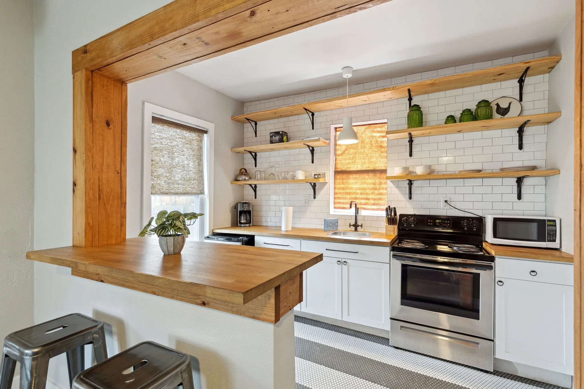 Duplex For Sale in Dallas County , 5346 Ash Lane, Dallas, Texas 75223, 3 Bedroom, 2 Bathroom, Garage spaces, 0 Sqft, built in 1920, Preowned, mls#21197167, Real Estate Agent in Dallas, Homes For Sale in Dallas county, Homes For Sale in Dallas, Realtor in Dallas Texas, Real Estate Brokerage Independent Realty Texas, Luminita Cordes Realtor