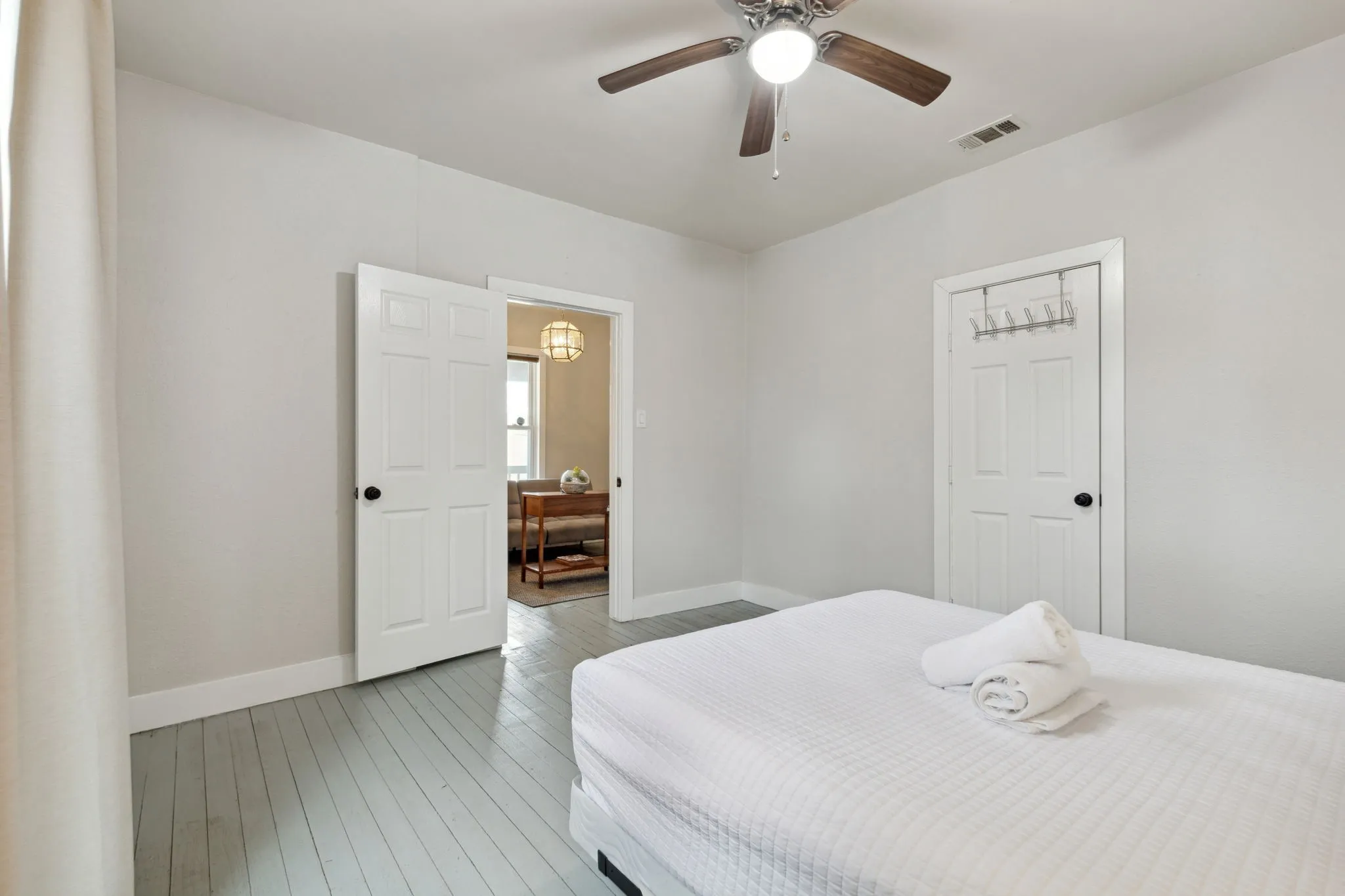 Duplex For Sale in Dallas County , 5346 Ash Lane, Dallas, Texas 75223, 3 Bedroom, 2 Bathroom, Garage spaces, 0 Sqft, built in 1920, Preowned, mls#21197167, Real Estate Agent in Dallas, Homes For Sale in Dallas county, Homes For Sale in Dallas, Realtor in Dallas Texas, Real Estate Brokerage Independent Realty Texas, Luminita Cordes Realtor