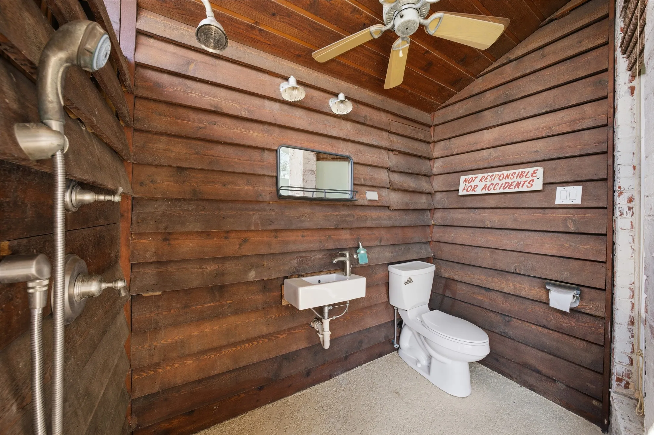 Single Family Residence For Sale in Henderson County , 1617 Maple Drive, Tool, Texas 75143, 4 Bedroom, 4 Bathroom, 3 Garage spaces, 4,370 Sqft, built in 2004, Preowned, mls#21201795, Real Estate Agent in Tool, Homes For Sale in Henderson county, Homes For Sale in Tool, Realtor in Tool Texas, Real Estate Brokerage Independent Realty Texas, Luminita Cordes Realtor