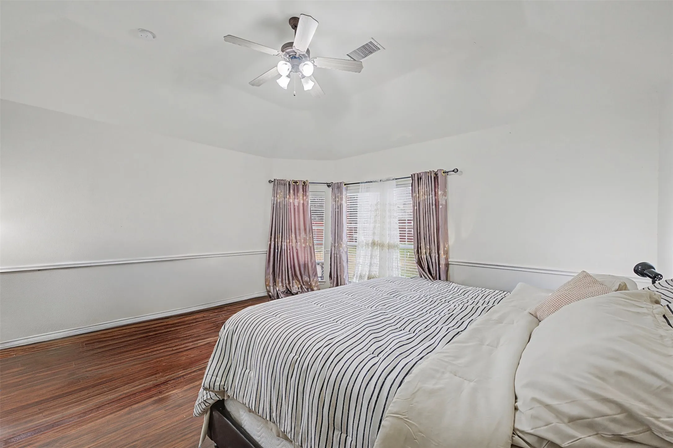 Single Family Residence For Sale in Dallas County , 4525 Warbler Lane, Garland, Texas 75043, 5 Bedroom, 4 Bathroom, 2 Garage spaces, 3,622 Sqft, built in 2008, Proposed, Price $512,000, mls#21201791, Real Estate Agent in Garland, Homes For Sale in Dallas county, Homes For Sale in Garland, Realtor in Garland Texas, Real Estate Brokerage Independent Realty Texas, Luminita Cordes Realtor