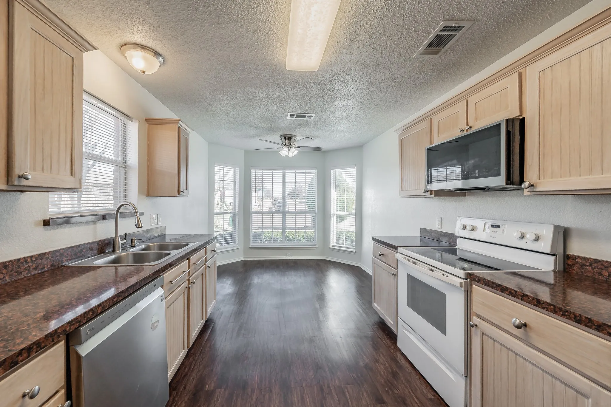 Single Family Residence For Sale in Tarrant County , 6501 Riverwater Trail, Fort Worth, Texas 76179, 3 Bedroom, 2 Bathroom, 2 Garage spaces, 1,330 Sqft, built in 1999, Preowned, mls#21201837, Real Estate Agent in Fort Worth, Homes For Sale in Tarrant county, Homes For Sale in Fort Worth, Realtor in Fort Worth Texas, Real Estate Brokerage Independent Realty Texas, Luminita Cordes Realtor