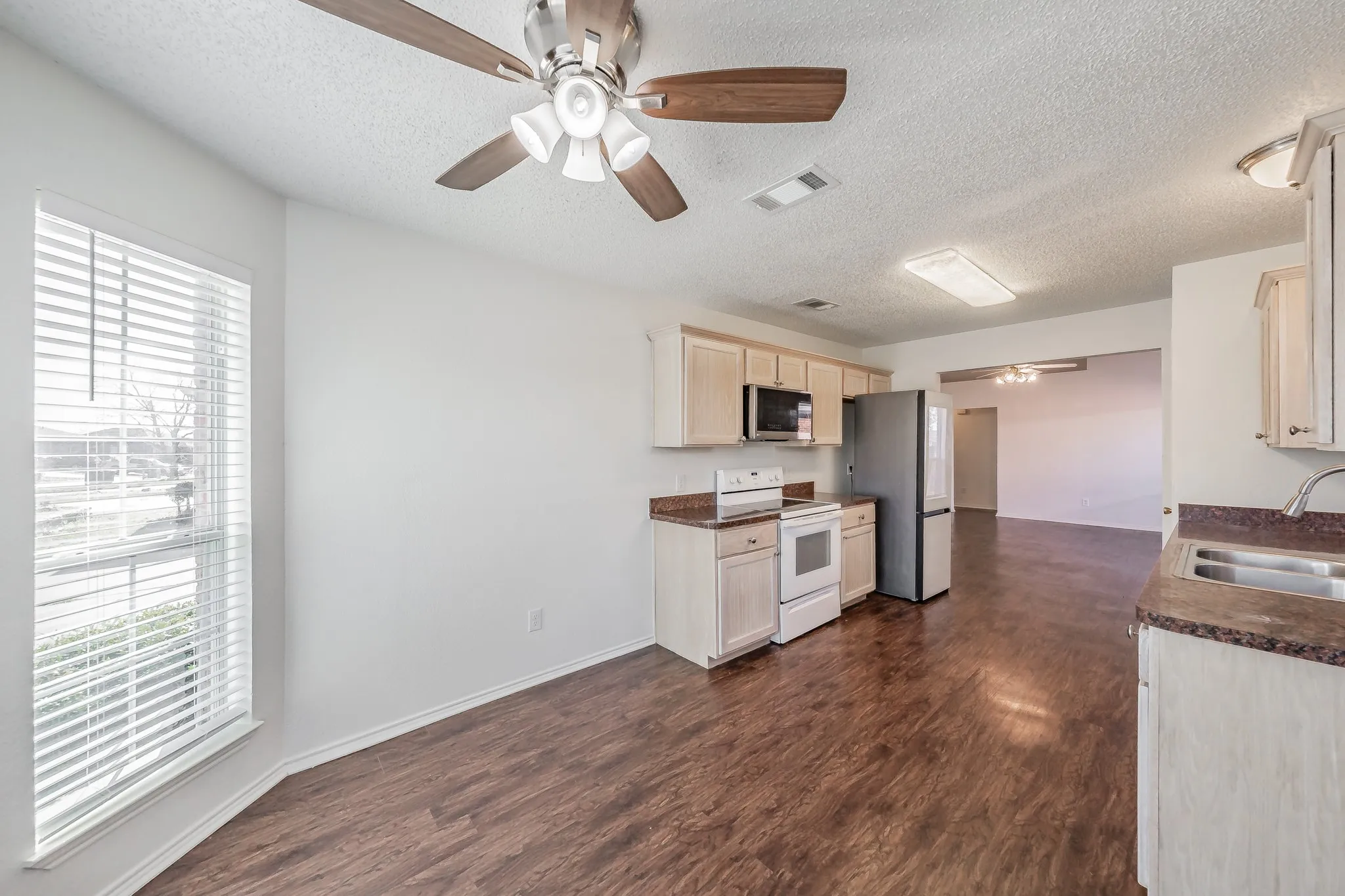 Single Family Residence For Sale in Tarrant County , 6501 Riverwater Trail, Fort Worth, Texas 76179, 3 Bedroom, 2 Bathroom, 2 Garage spaces, 1,330 Sqft, built in 1999, Preowned, mls#21201837, Real Estate Agent in Fort Worth, Homes For Sale in Tarrant county, Homes For Sale in Fort Worth, Realtor in Fort Worth Texas, Real Estate Brokerage Independent Realty Texas, Luminita Cordes Realtor