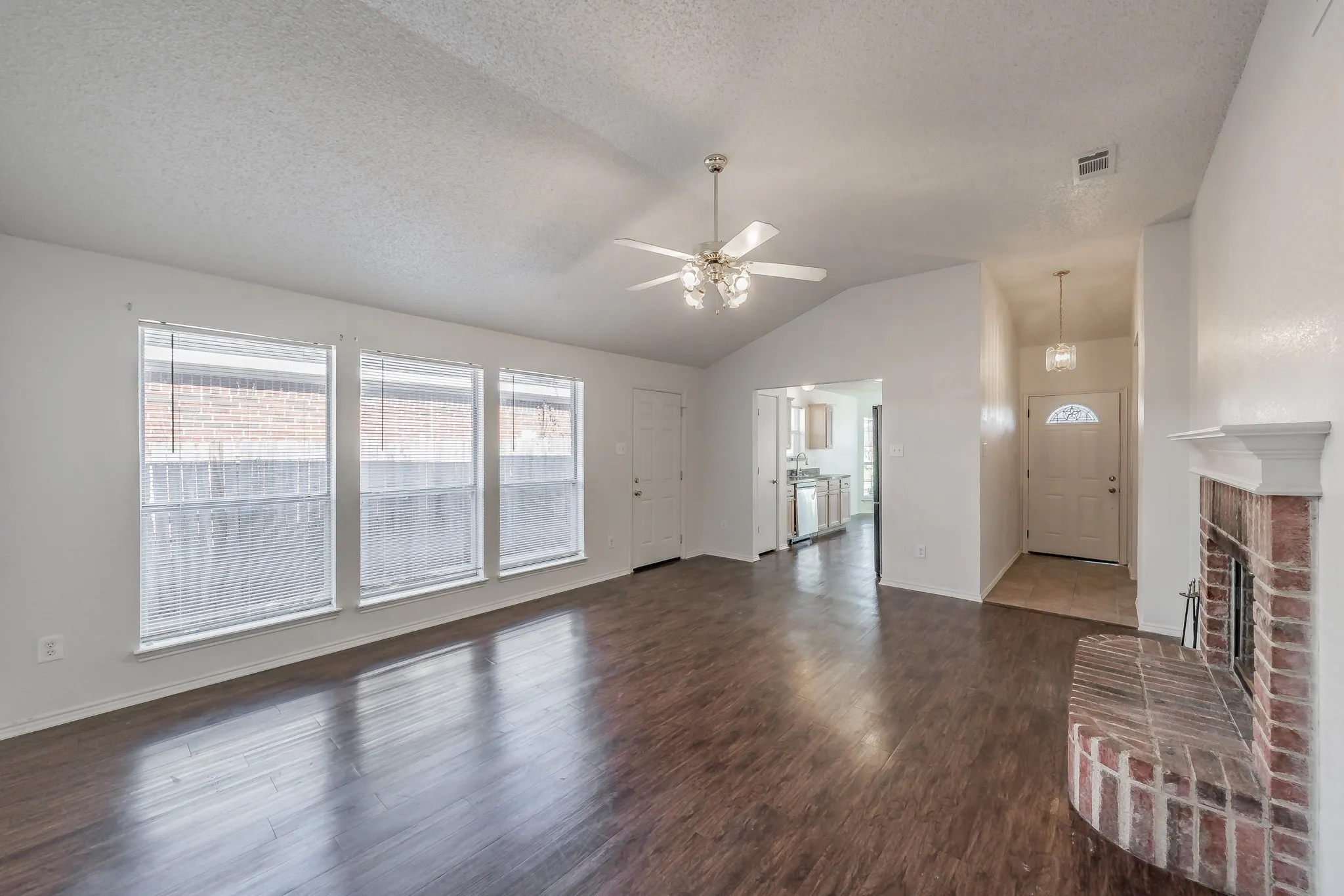 Single Family Residence For Sale in Tarrant County , 6501 Riverwater Trail, Fort Worth, Texas 76179, 3 Bedroom, 2 Bathroom, 2 Garage spaces, 1,330 Sqft, built in 1999, Preowned, mls#21201837, Real Estate Agent in Fort Worth, Homes For Sale in Tarrant county, Homes For Sale in Fort Worth, Realtor in Fort Worth Texas, Real Estate Brokerage Independent Realty Texas, Luminita Cordes Realtor