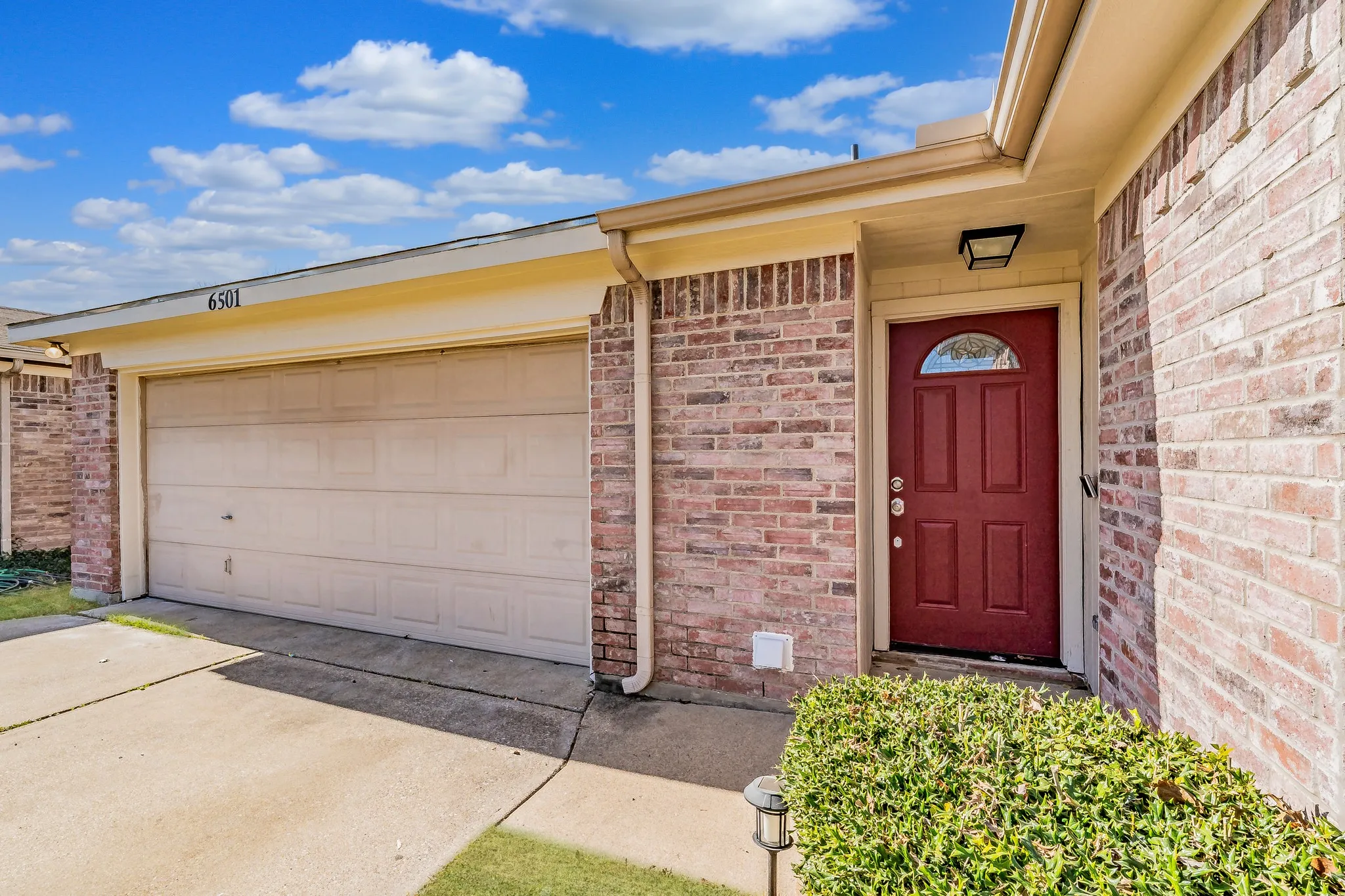 Single Family Residence For Sale in Tarrant County , 6501 Riverwater Trail, Fort Worth, Texas 76179, 3 Bedroom, 2 Bathroom, 2 Garage spaces, 1,330 Sqft, built in 1999, Preowned, mls#21201837, Real Estate Agent in Fort Worth, Homes For Sale in Tarrant county, Homes For Sale in Fort Worth, Realtor in Fort Worth Texas, Real Estate Brokerage Independent Realty Texas, Luminita Cordes Realtor
