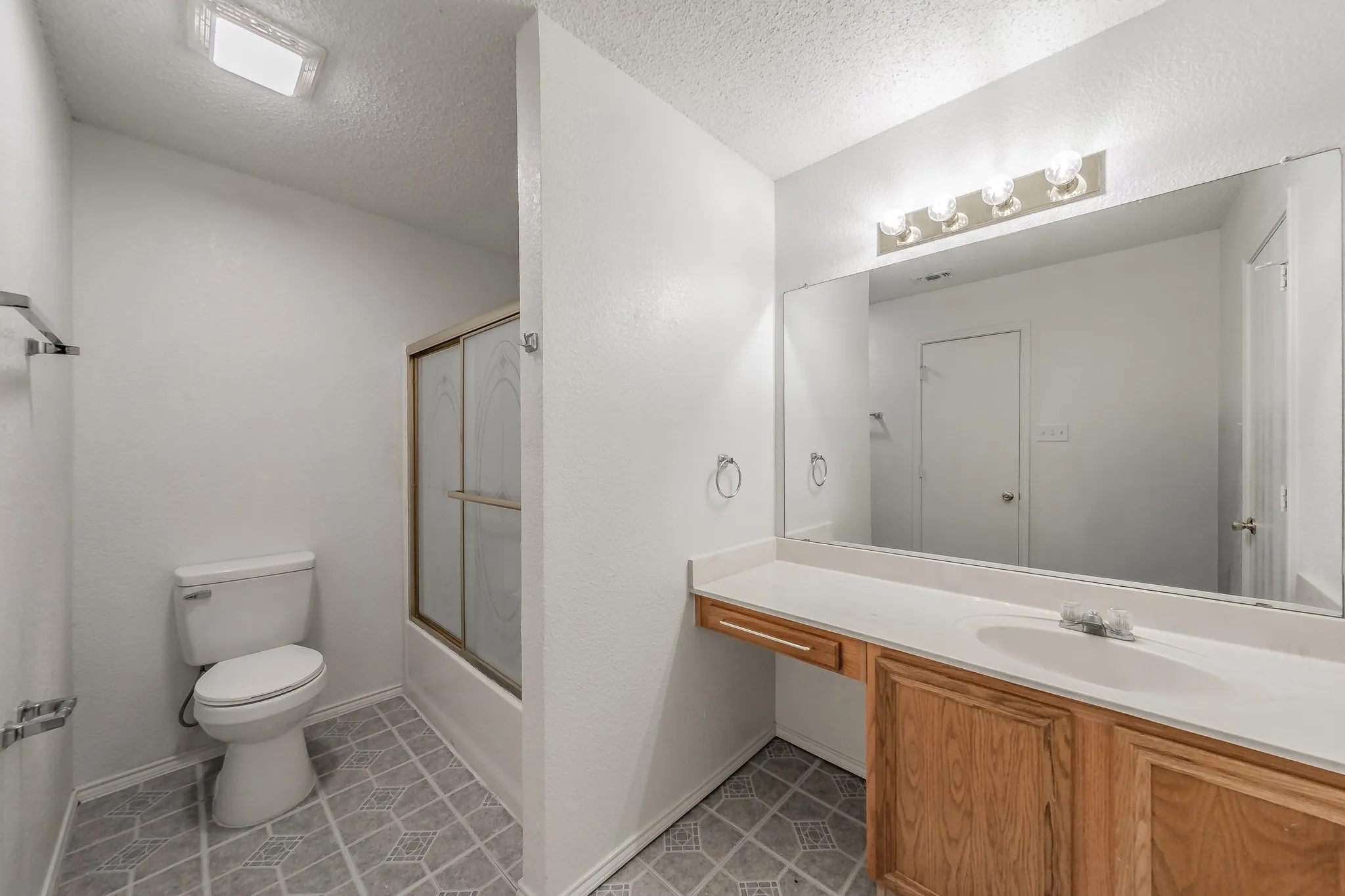 Single Family Residence For Sale in Tarrant County , 6501 Riverwater Trail, Fort Worth, Texas 76179, 3 Bedroom, 2 Bathroom, 2 Garage spaces, 1,330 Sqft, built in 1999, Preowned, mls#21201837, Real Estate Agent in Fort Worth, Homes For Sale in Tarrant county, Homes For Sale in Fort Worth, Realtor in Fort Worth Texas, Real Estate Brokerage Independent Realty Texas, Luminita Cordes Realtor