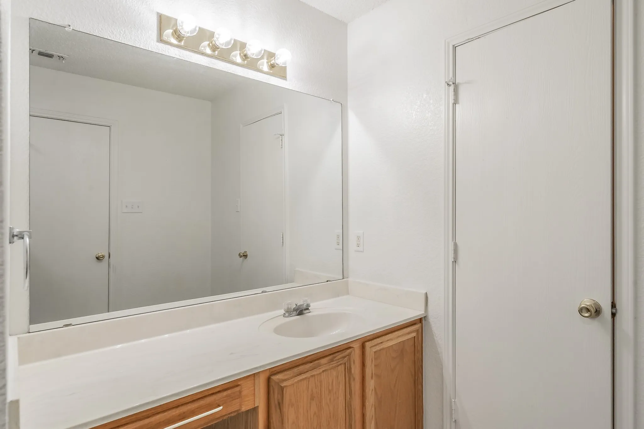 Single Family Residence For Sale in Tarrant County , 6501 Riverwater Trail, Fort Worth, Texas 76179, 3 Bedroom, 2 Bathroom, 2 Garage spaces, 1,330 Sqft, built in 1999, Preowned, mls#21201837, Real Estate Agent in Fort Worth, Homes For Sale in Tarrant county, Homes For Sale in Fort Worth, Realtor in Fort Worth Texas, Real Estate Brokerage Independent Realty Texas, Luminita Cordes Realtor