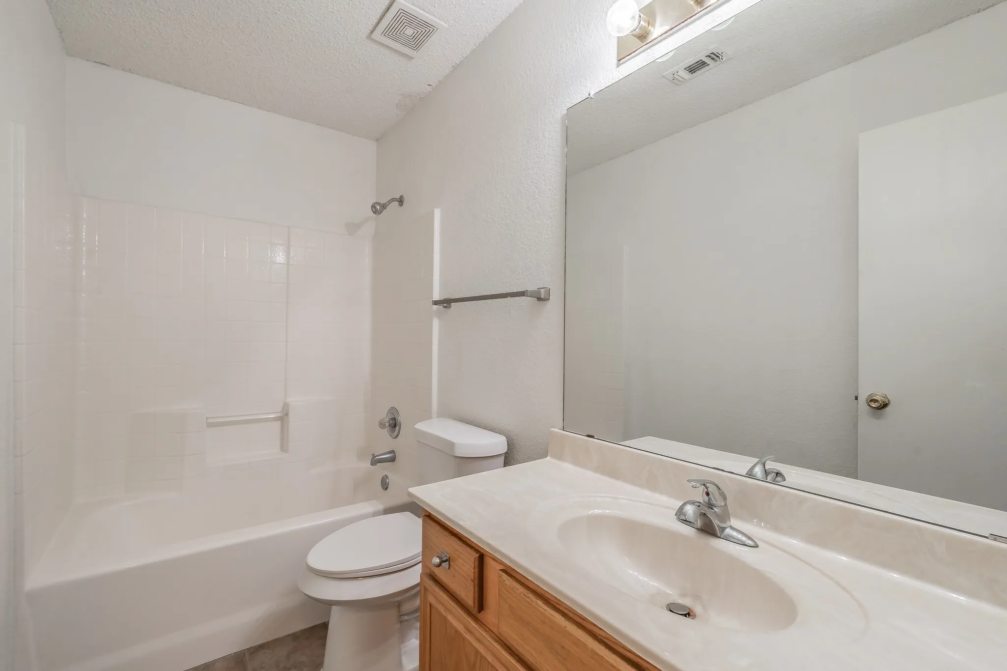 Single Family Residence For Sale in Tarrant County , 6501 Riverwater Trail, Fort Worth, Texas 76179, 3 Bedroom, 2 Bathroom, 2 Garage spaces, 1,330 Sqft, built in 1999, Preowned, mls#21201837, Real Estate Agent in Fort Worth, Homes For Sale in Tarrant county, Homes For Sale in Fort Worth, Realtor in Fort Worth Texas, Real Estate Brokerage Independent Realty Texas, Luminita Cordes Realtor
