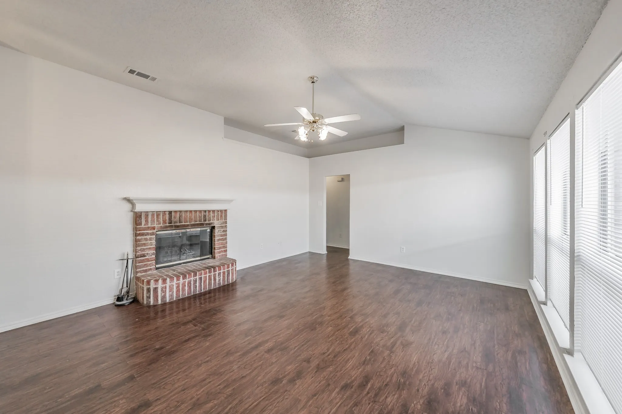 Single Family Residence For Sale in Tarrant County , 6501 Riverwater Trail, Fort Worth, Texas 76179, 3 Bedroom, 2 Bathroom, 2 Garage spaces, 1,330 Sqft, built in 1999, Preowned, mls#21201837, Real Estate Agent in Fort Worth, Homes For Sale in Tarrant county, Homes For Sale in Fort Worth, Realtor in Fort Worth Texas, Real Estate Brokerage Independent Realty Texas, Luminita Cordes Realtor
