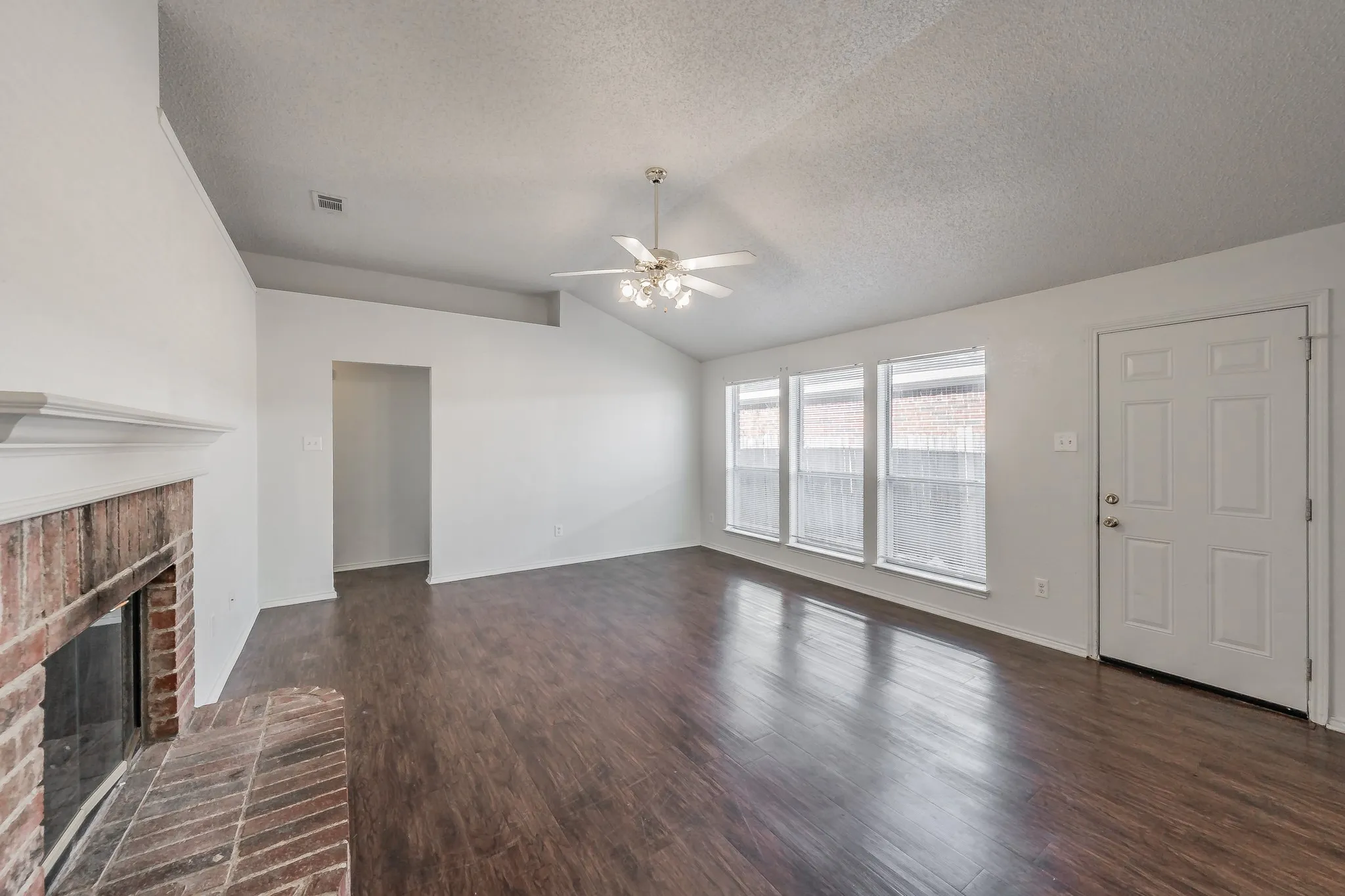 Single Family Residence For Sale in Tarrant County , 6501 Riverwater Trail, Fort Worth, Texas 76179, 3 Bedroom, 2 Bathroom, 2 Garage spaces, 1,330 Sqft, built in 1999, Preowned, mls#21201837, Real Estate Agent in Fort Worth, Homes For Sale in Tarrant county, Homes For Sale in Fort Worth, Realtor in Fort Worth Texas, Real Estate Brokerage Independent Realty Texas, Luminita Cordes Realtor
