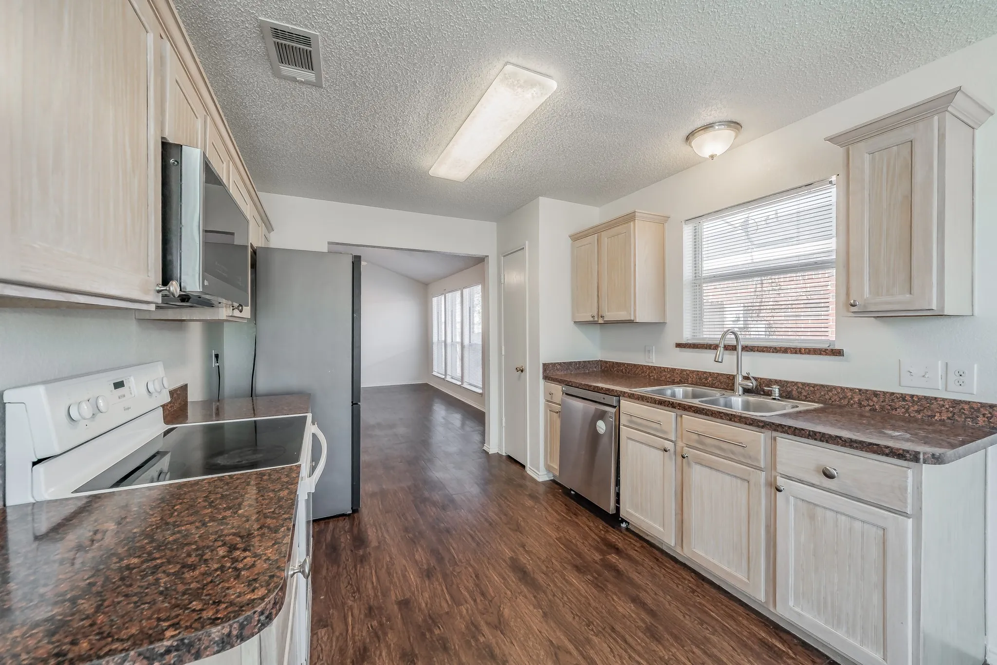 Single Family Residence For Sale in Tarrant County , 6501 Riverwater Trail, Fort Worth, Texas 76179, 3 Bedroom, 2 Bathroom, 2 Garage spaces, 1,330 Sqft, built in 1999, Preowned, mls#21201837, Real Estate Agent in Fort Worth, Homes For Sale in Tarrant county, Homes For Sale in Fort Worth, Realtor in Fort Worth Texas, Real Estate Brokerage Independent Realty Texas, Luminita Cordes Realtor