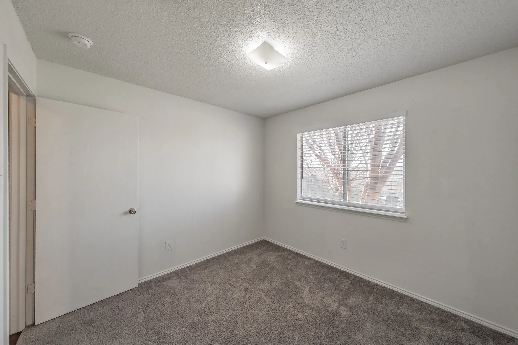 Single Family Residence For Sale in Tarrant County , 6501 Riverwater Trail, Fort Worth, Texas 76179, 3 Bedroom, 2 Bathroom, 2 Garage spaces, 1,330 Sqft, built in 1999, Preowned, mls#21201837, Real Estate Agent in Fort Worth, Homes For Sale in Tarrant county, Homes For Sale in Fort Worth, Realtor in Fort Worth Texas, Real Estate Brokerage Independent Realty Texas, Luminita Cordes Realtor