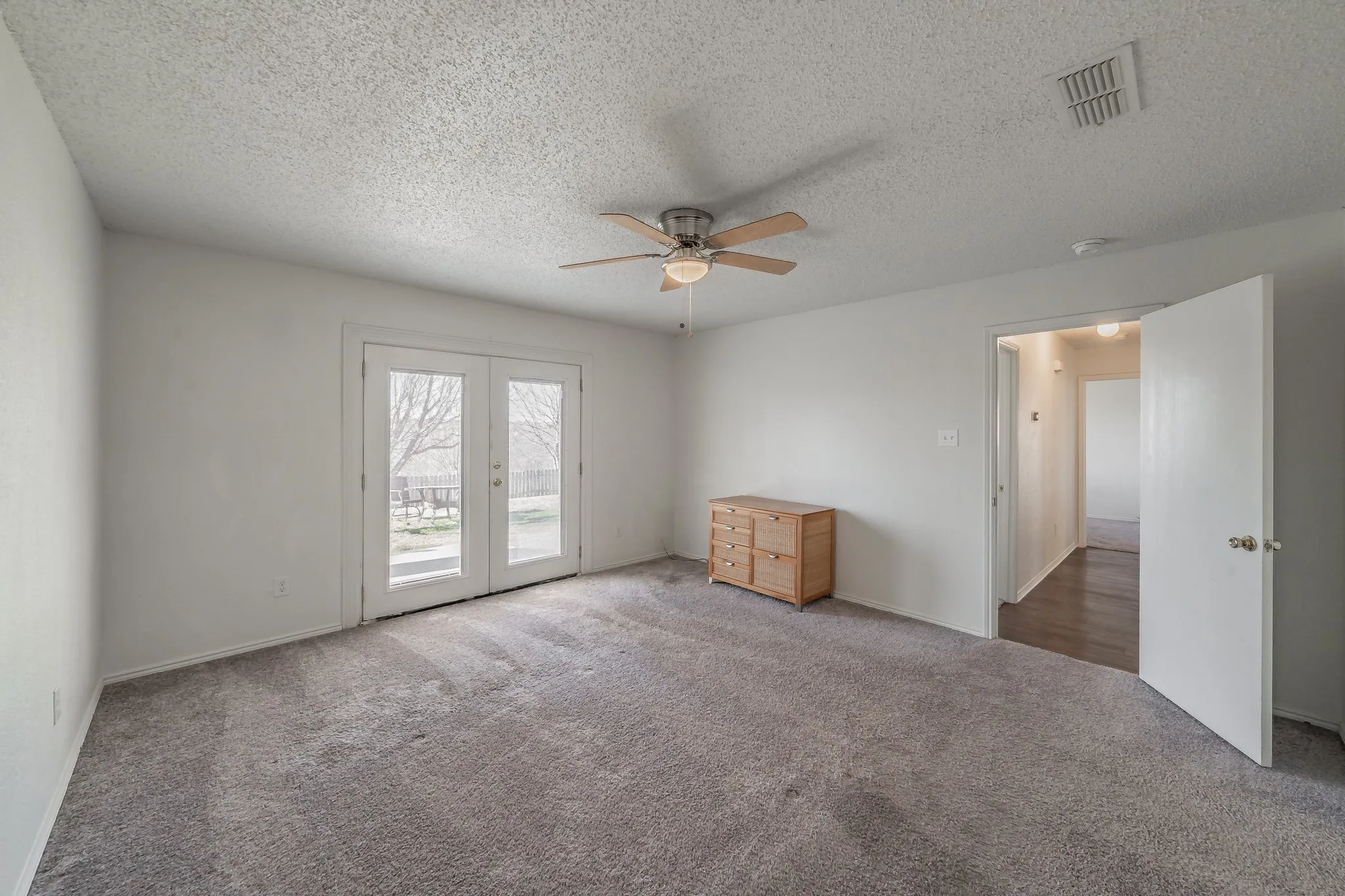 Single Family Residence For Sale in Tarrant County , 6501 Riverwater Trail, Fort Worth, Texas 76179, 3 Bedroom, 2 Bathroom, 2 Garage spaces, 1,330 Sqft, built in 1999, Preowned, mls#21201837, Real Estate Agent in Fort Worth, Homes For Sale in Tarrant county, Homes For Sale in Fort Worth, Realtor in Fort Worth Texas, Real Estate Brokerage Independent Realty Texas, Luminita Cordes Realtor