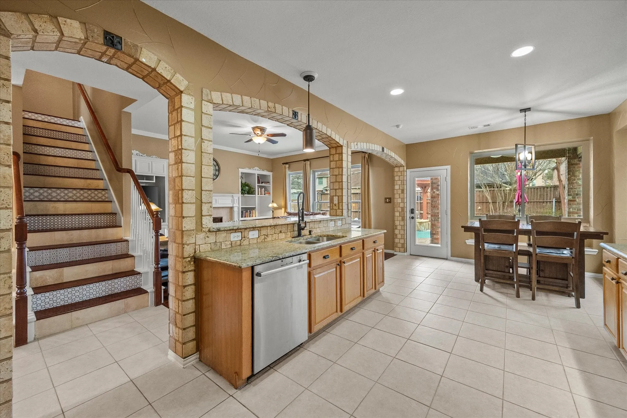 Single Family Residence For Sale in Rockwall County , 1561 Coastal Drive, Rockwall, Texas 75087, 4 Bedroom, 3 Bathroom, 2 Garage spaces, 3,061 Sqft, built in 2004, Preowned, mls#21201842, Real Estate Agent in Rockwall, Homes For Sale in Rockwall county, Homes For Sale in Rockwall, Realtor in Rockwall Texas, Real Estate Brokerage Independent Realty Texas, Luminita Cordes Realtor