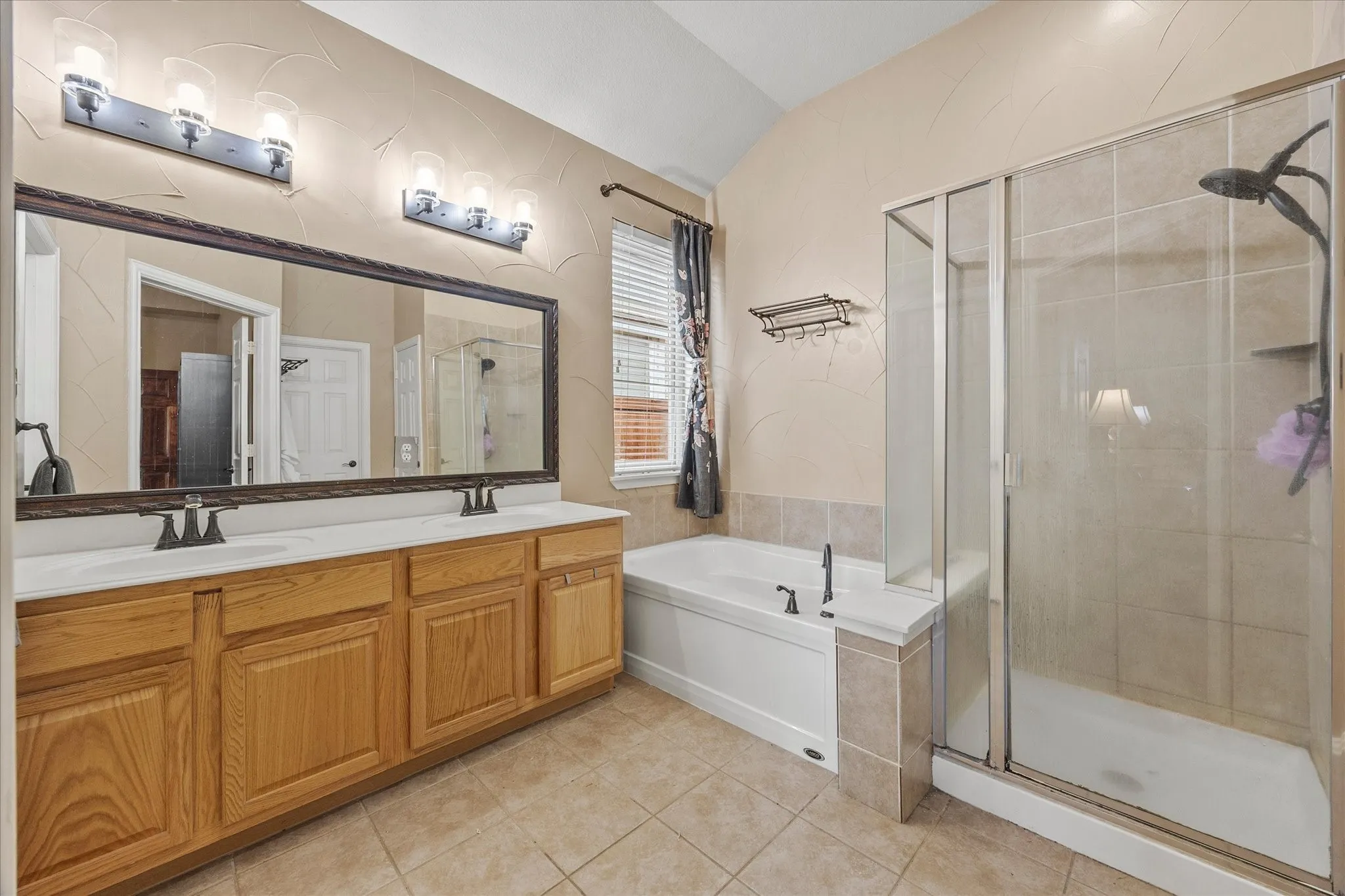 Single Family Residence For Sale in Rockwall County , 1561 Coastal Drive, Rockwall, Texas 75087, 4 Bedroom, 3 Bathroom, 2 Garage spaces, 3,061 Sqft, built in 2004, Preowned, mls#21201842, Real Estate Agent in Rockwall, Homes For Sale in Rockwall county, Homes For Sale in Rockwall, Realtor in Rockwall Texas, Real Estate Brokerage Independent Realty Texas, Luminita Cordes Realtor