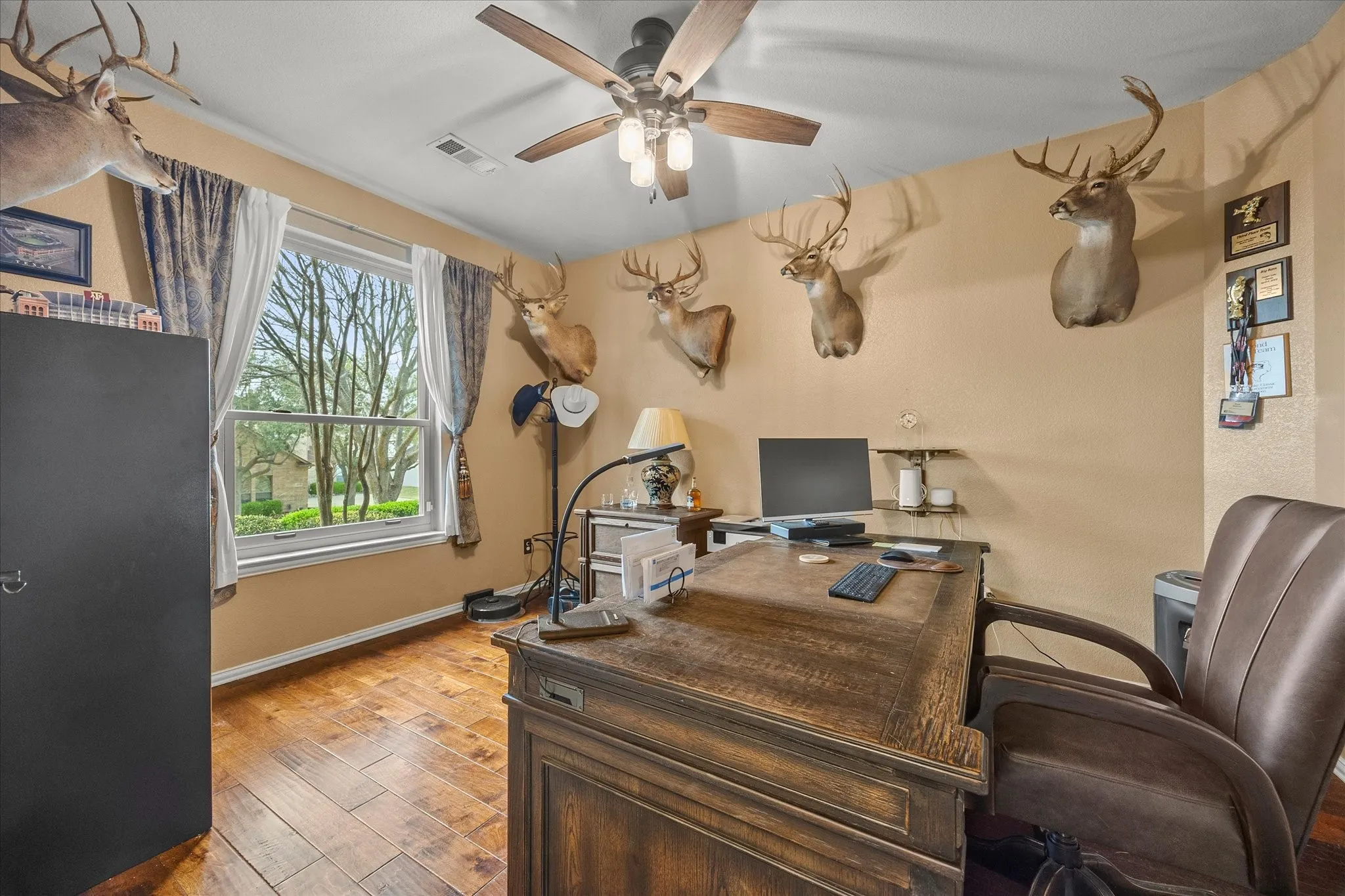 Single Family Residence For Sale in Rockwall County , 1561 Coastal Drive, Rockwall, Texas 75087, 4 Bedroom, 3 Bathroom, 2 Garage spaces, 3,061 Sqft, built in 2004, Preowned, mls#21201842, Real Estate Agent in Rockwall, Homes For Sale in Rockwall county, Homes For Sale in Rockwall, Realtor in Rockwall Texas, Real Estate Brokerage Independent Realty Texas, Luminita Cordes Realtor