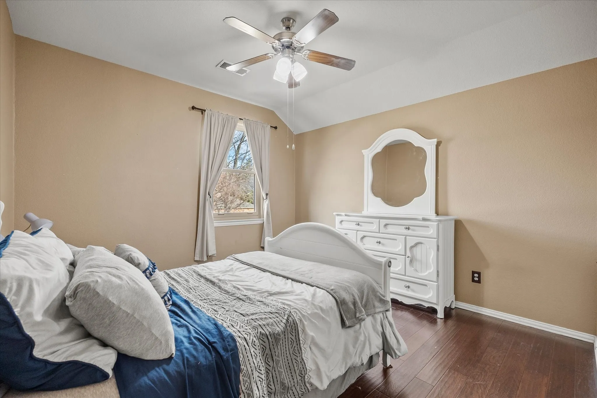 Single Family Residence For Sale in Rockwall County , 1561 Coastal Drive, Rockwall, Texas 75087, 4 Bedroom, 3 Bathroom, 2 Garage spaces, 3,061 Sqft, built in 2004, Preowned, mls#21201842, Real Estate Agent in Rockwall, Homes For Sale in Rockwall county, Homes For Sale in Rockwall, Realtor in Rockwall Texas, Real Estate Brokerage Independent Realty Texas, Luminita Cordes Realtor