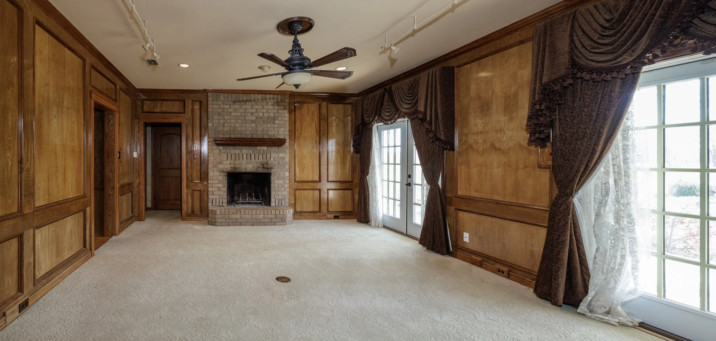 Farm For Sale in Hunt County , 6569 Fm 2947, Quinlan, Texas 75474, 4 Bedroom, 4 Bathroom, 2 Garage spaces, 3,144 Sqft, built in 1986, Price $1,479,999, mls#21186888, Real Estate Agent in Quinlan, Homes For Sale in Hunt county, Homes For Sale in Quinlan, Realtor in Quinlan Texas, Real Estate Brokerage Independent Realty Texas, Luminita Cordes Realtor