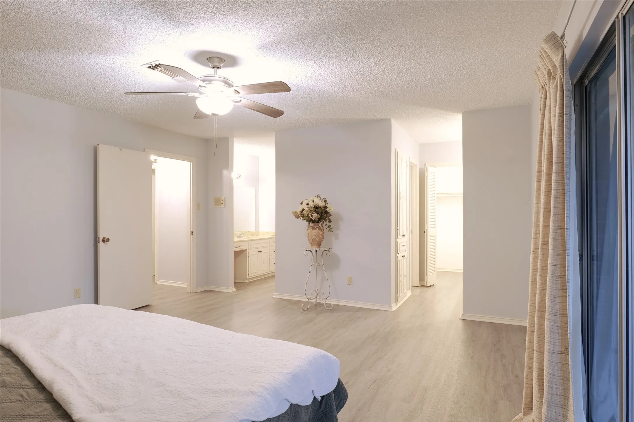 Single Family Residence For Sale in Hopkins County , 501 Como Street S, Sulphur Springs, Texas 75482, 4 Bedroom, 3 Bathroom, 2 Garage spaces, 2,371 Sqft, built in 1970, Preowned, mls#21193825, Real Estate Agent in Sulphur Springs, Homes For Sale in Hopkins county, Homes For Sale in Sulphur Springs, Realtor in Sulphur Springs Texas, Real Estate Brokerage Independent Realty Texas, Luminita Cordes Realtor