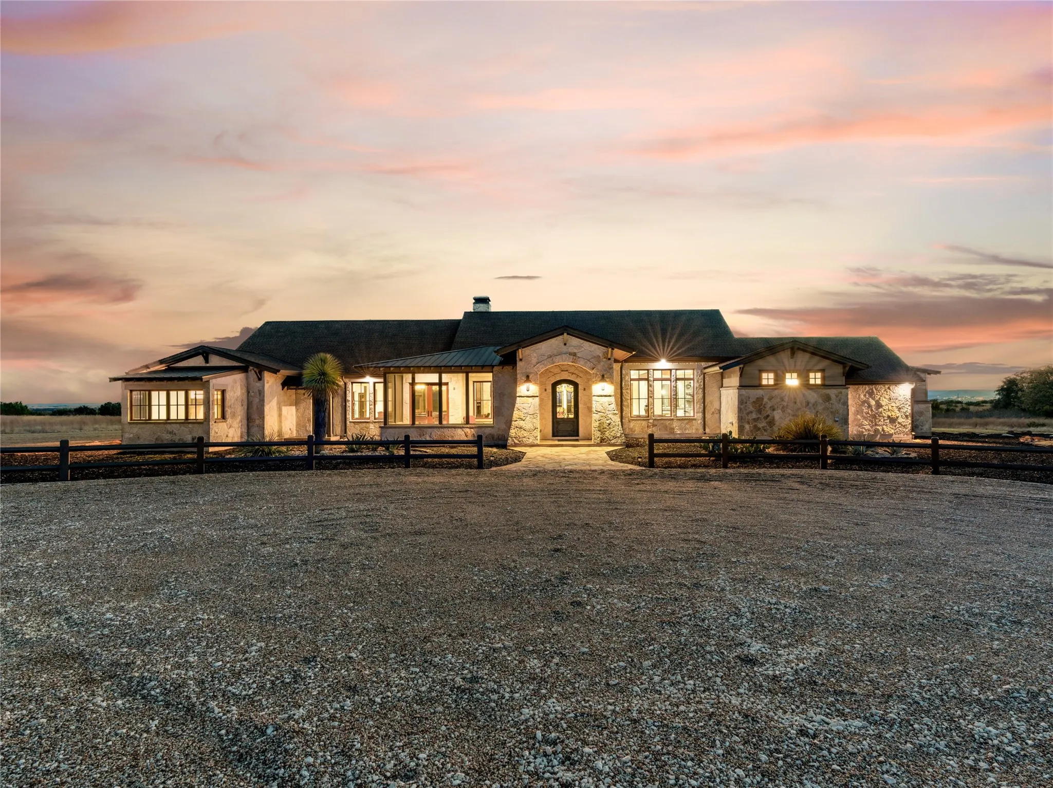 Single Family Residence For Sale in Somervell County , 1231 PR 21, Glen Rose, Texas 76690, 3 Bedroom, 4 Bathroom, 4 Garage spaces, 3,535 Sqft, built in 2018, Preowned, mls#21181368, Real Estate Agent in Glen Rose, Homes For Sale in Somervell county, Homes For Sale in Glen Rose, Realtor in Glen Rose Texas, Real Estate Brokerage Independent Realty Texas, Luminita Cordes Realtor