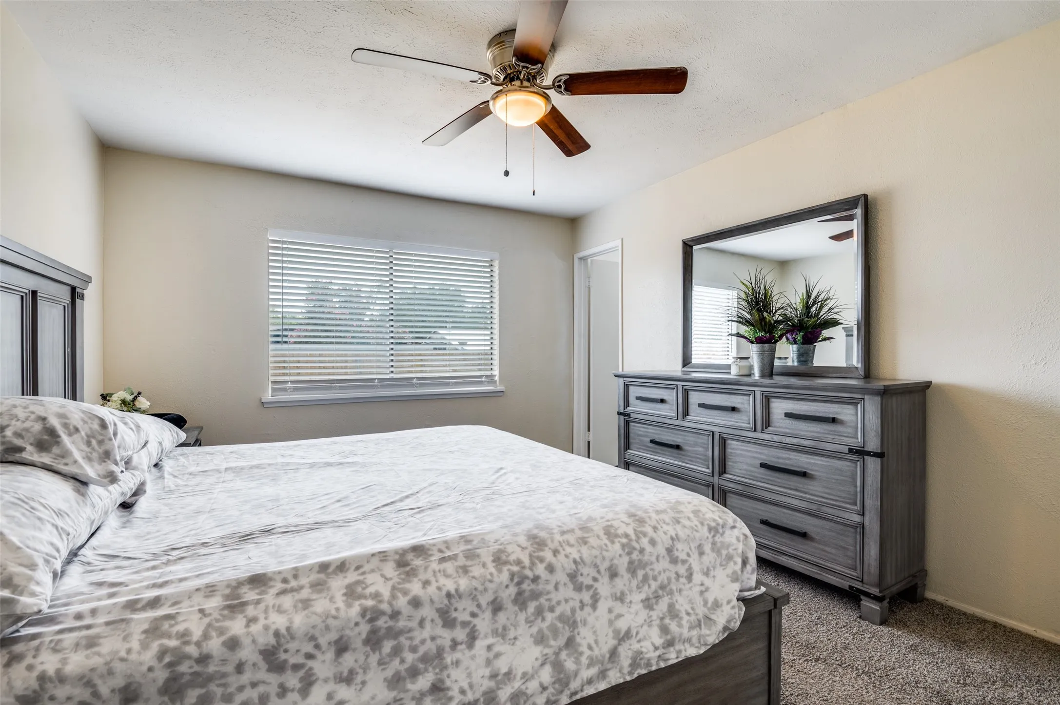 Single Family Residence For Sale in Dallas County , 10222 Red Maple Drive, Dallas, Texas 75249, 3 Bedrooms, 2 Bathrooms, 2 Garage spaces, 1,325 Sqft, built in 1979, Price $282,500, mls#21202013, Real Estate Agent in Dallas, Homes For Sale in Dallas county, Homes For Sale in Dallas, Realtor in Dallas Texas, Real Estate Brokerage Independent Realty Texas, Luminita Cordes Realtor