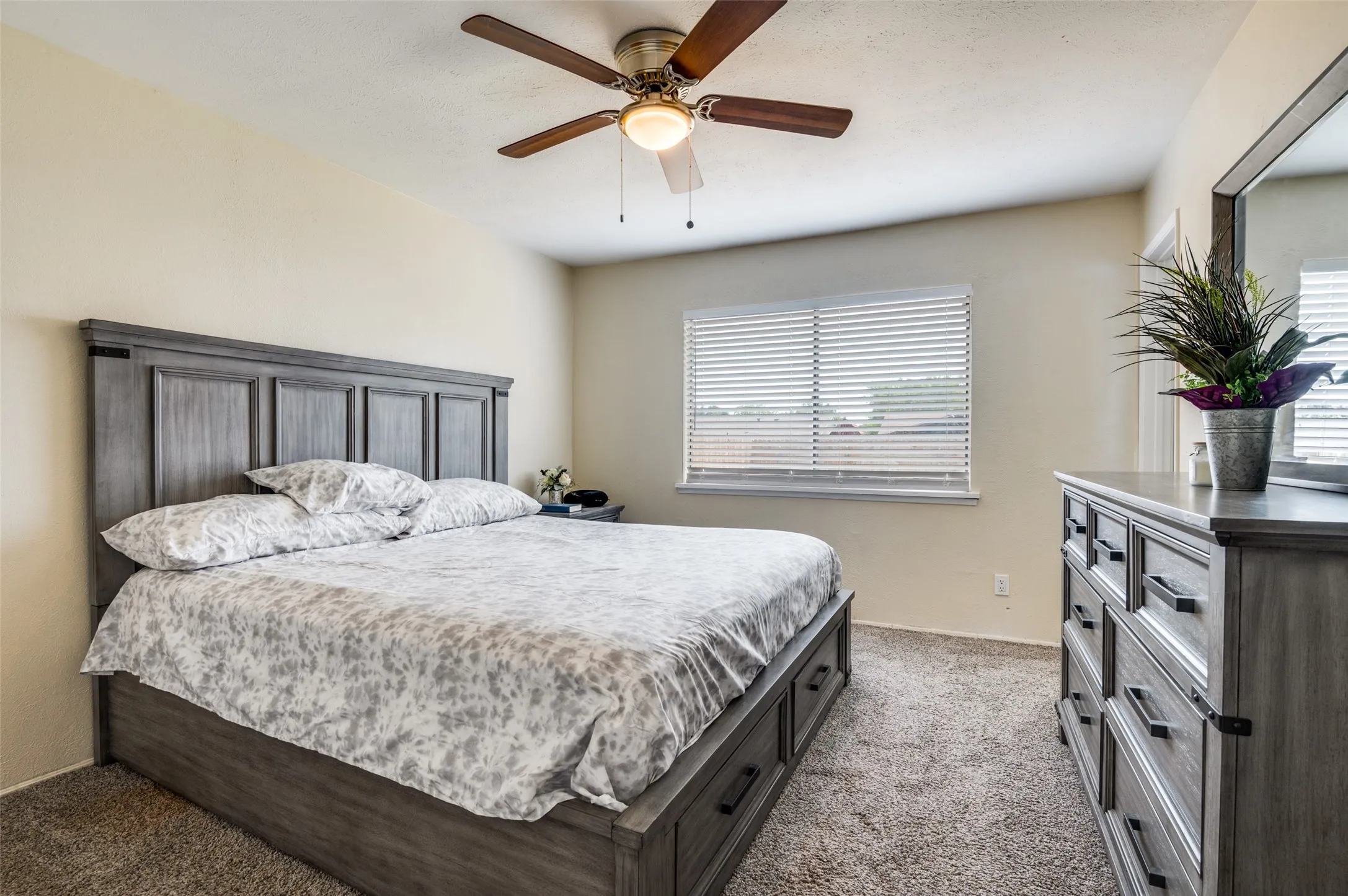 Single Family Residence For Sale in Dallas County , 10222 Red Maple Drive, Dallas, Texas 75249, 3 Bedrooms, 2 Bathrooms, 2 Garage spaces, 1,325 Sqft, built in 1979, Price $282,500, mls#21202013, Real Estate Agent in Dallas, Homes For Sale in Dallas county, Homes For Sale in Dallas, Realtor in Dallas Texas, Real Estate Brokerage Independent Realty Texas, Luminita Cordes Realtor