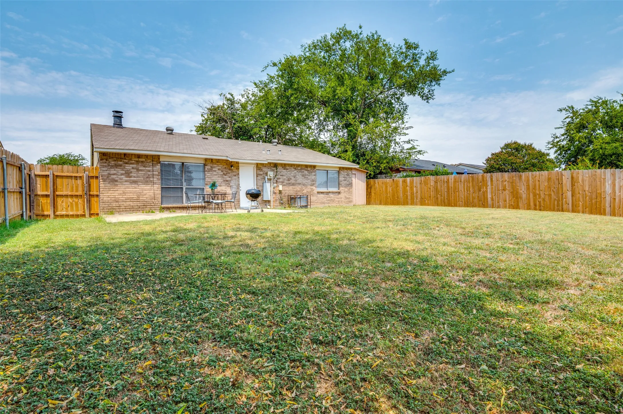 Single Family Residence For Sale in Dallas County , 10222 Red Maple Drive, Dallas, Texas 75249, 3 Bedrooms, 2 Bathrooms, 2 Garage spaces, 1,325 Sqft, built in 1979, Price $282,500, mls#21202013, Real Estate Agent in Dallas, Homes For Sale in Dallas county, Homes For Sale in Dallas, Realtor in Dallas Texas, Real Estate Brokerage Independent Realty Texas, Luminita Cordes Realtor
