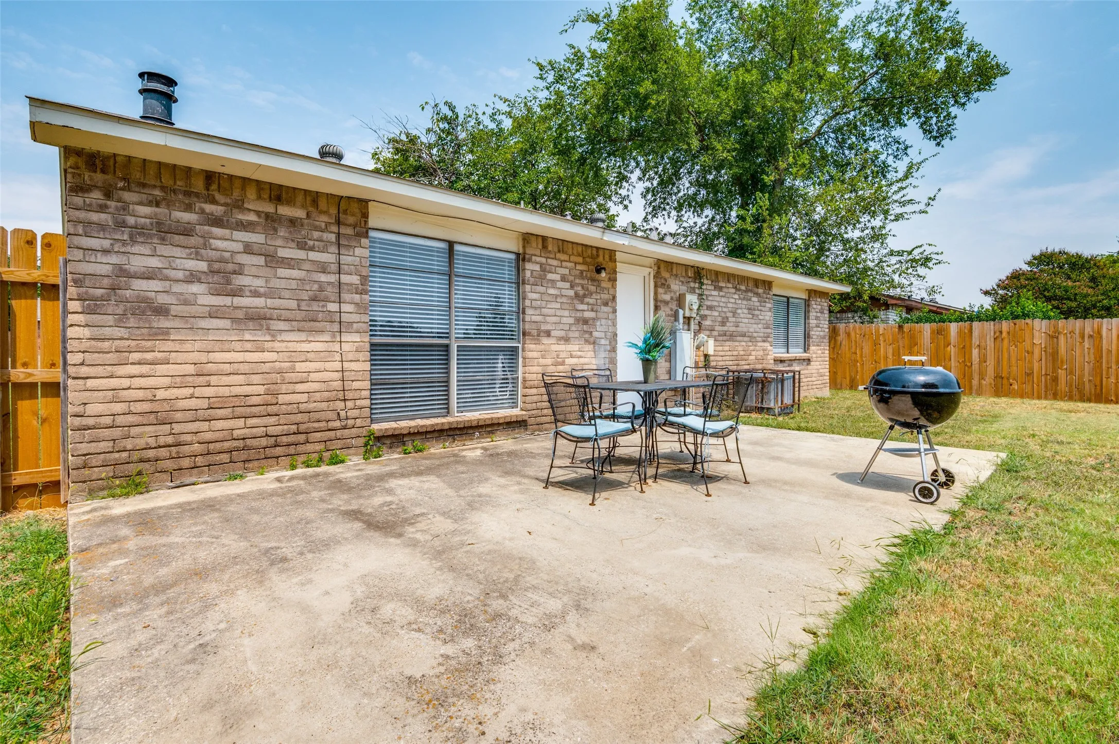 Single Family Residence For Sale in Dallas County , 10222 Red Maple Drive, Dallas, Texas 75249, 3 Bedrooms, 2 Bathrooms, 2 Garage spaces, 1,325 Sqft, built in 1979, Price $282,500, mls#21202013, Real Estate Agent in Dallas, Homes For Sale in Dallas county, Homes For Sale in Dallas, Realtor in Dallas Texas, Real Estate Brokerage Independent Realty Texas, Luminita Cordes Realtor