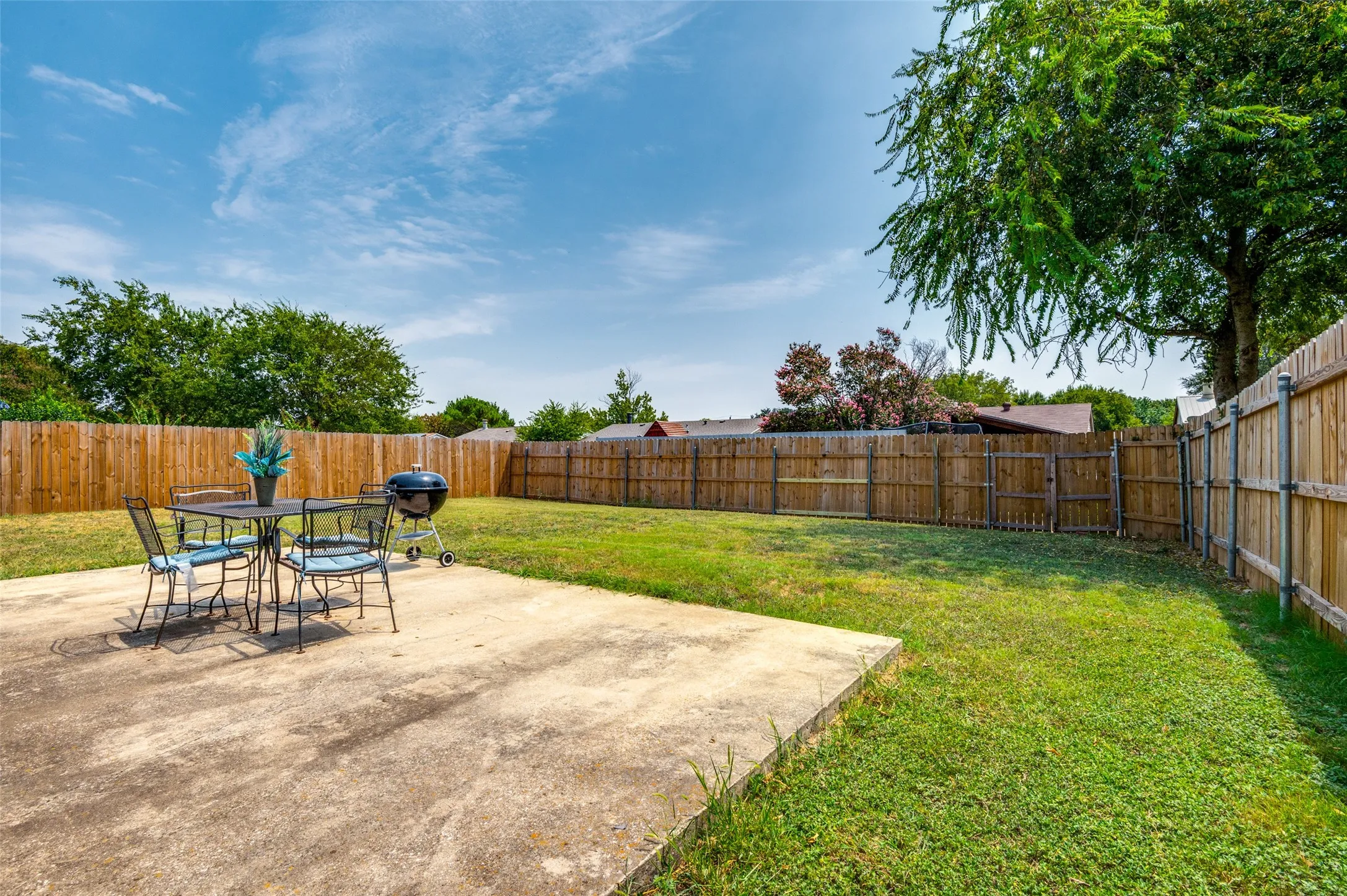 Single Family Residence For Sale in Dallas County , 10222 Red Maple Drive, Dallas, Texas 75249, 3 Bedrooms, 2 Bathrooms, 2 Garage spaces, 1,325 Sqft, built in 1979, Price $282,500, mls#21202013, Real Estate Agent in Dallas, Homes For Sale in Dallas county, Homes For Sale in Dallas, Realtor in Dallas Texas, Real Estate Brokerage Independent Realty Texas, Luminita Cordes Realtor