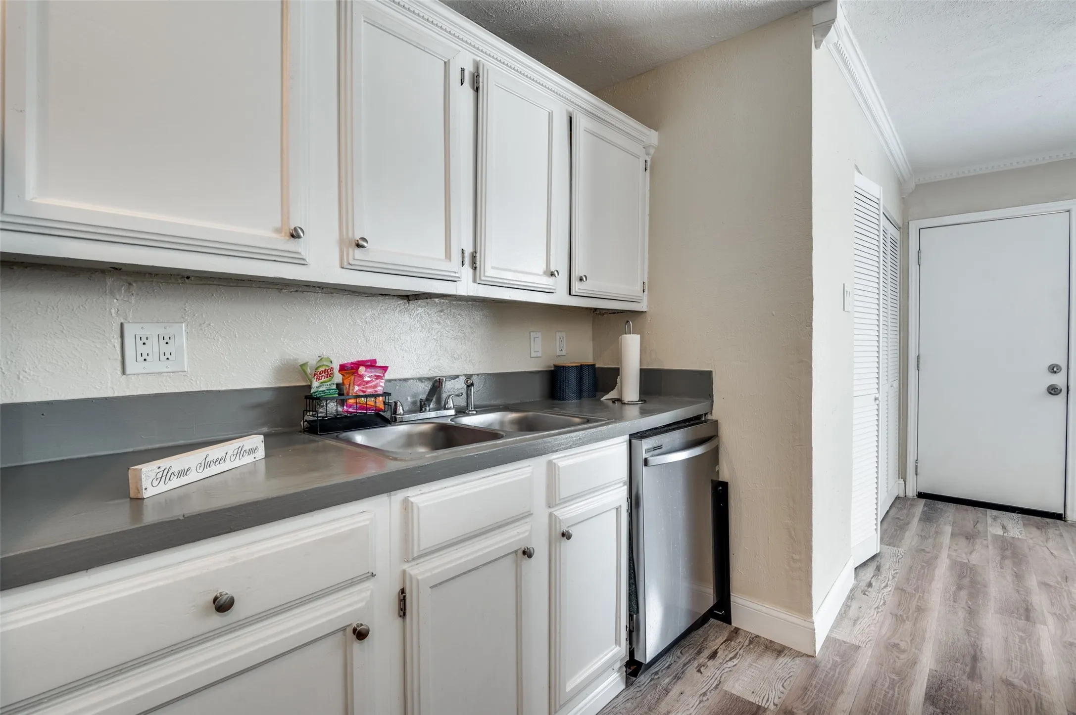 Single Family Residence For Sale in Dallas County , 10222 Red Maple Drive, Dallas, Texas 75249, 3 Bedrooms, 2 Bathrooms, 2 Garage spaces, 1,325 Sqft, built in 1979, Price $282,500, mls#21202013, Real Estate Agent in Dallas, Homes For Sale in Dallas county, Homes For Sale in Dallas, Realtor in Dallas Texas, Real Estate Brokerage Independent Realty Texas, Luminita Cordes Realtor