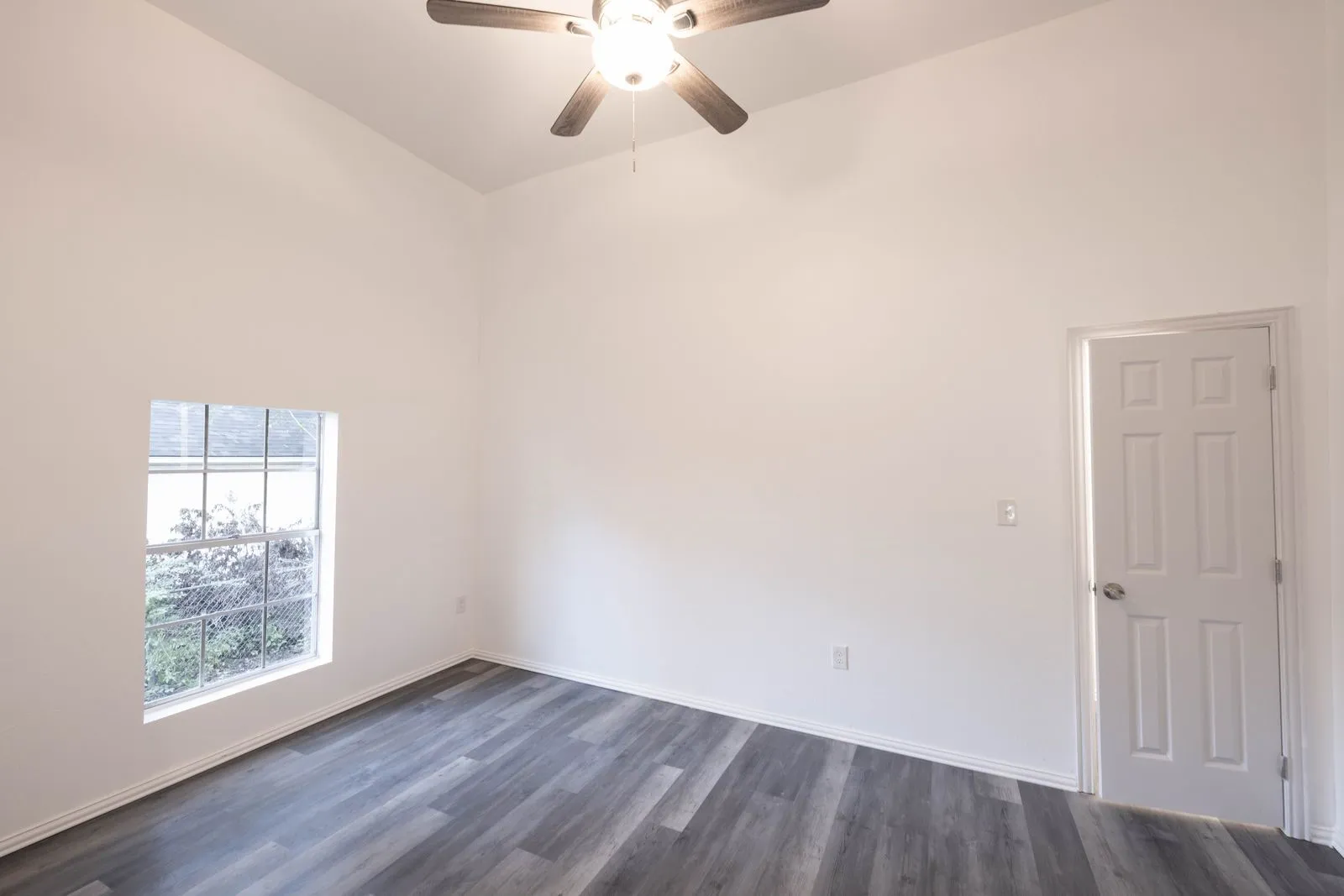 Single Family Residence For Sale in Fannin County , 415 W 7th Street, Bonham, Texas 75418, 3 Bedroom, 2 Bathroom, Garage spaces, 1,406 Sqft, built in 1905, Preowned, mls#21201740, Real Estate Agent in Bonham, Homes For Sale in Fannin county, Homes For Sale in Bonham, Realtor in Bonham Texas, Real Estate Brokerage Independent Realty Texas, Luminita Cordes Realtor