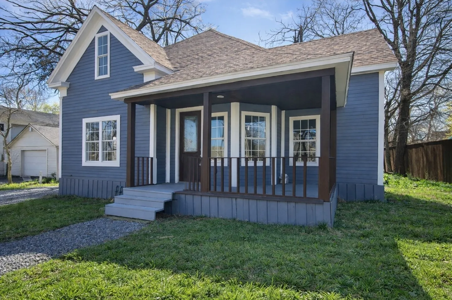Single Family Residence For Sale in Fannin County , 415 W 7th Street, Bonham, Texas 75418, 3 Bedroom, 2 Bathroom, Garage spaces, 1,406 Sqft, built in 1905, Preowned, mls#21201740, Real Estate Agent in Bonham, Homes For Sale in Fannin county, Homes For Sale in Bonham, Realtor in Bonham Texas, Real Estate Brokerage Independent Realty Texas, Luminita Cordes Realtor