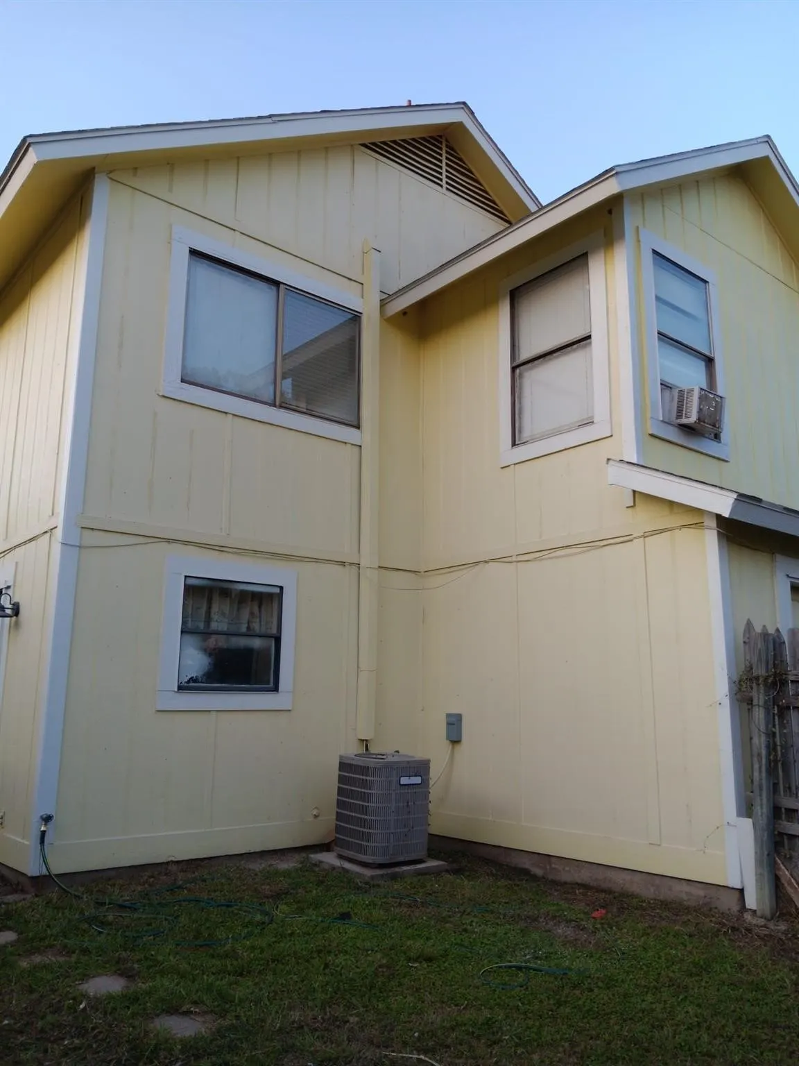Single Family Residence For Sale in Dallas County , 10328 New Bedford Drive, Dallas, Texas 75217, 3 Bedroom, 2 Bathroom, 1 Garage spaces, 1,362 Sqft, built in 1983, mls#21202135, Real Estate Agent in Dallas, Homes For Sale in Dallas county, Homes For Sale in Dallas, Realtor in Dallas Texas, Real Estate Brokerage Independent Realty Texas, Luminita Cordes Realtor