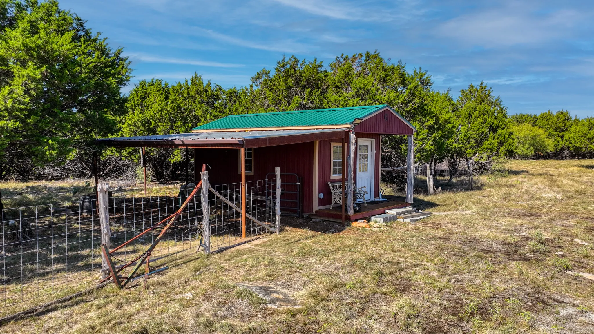 Yet another fully functioning finished out outbuilding you will find in the 3rd field.