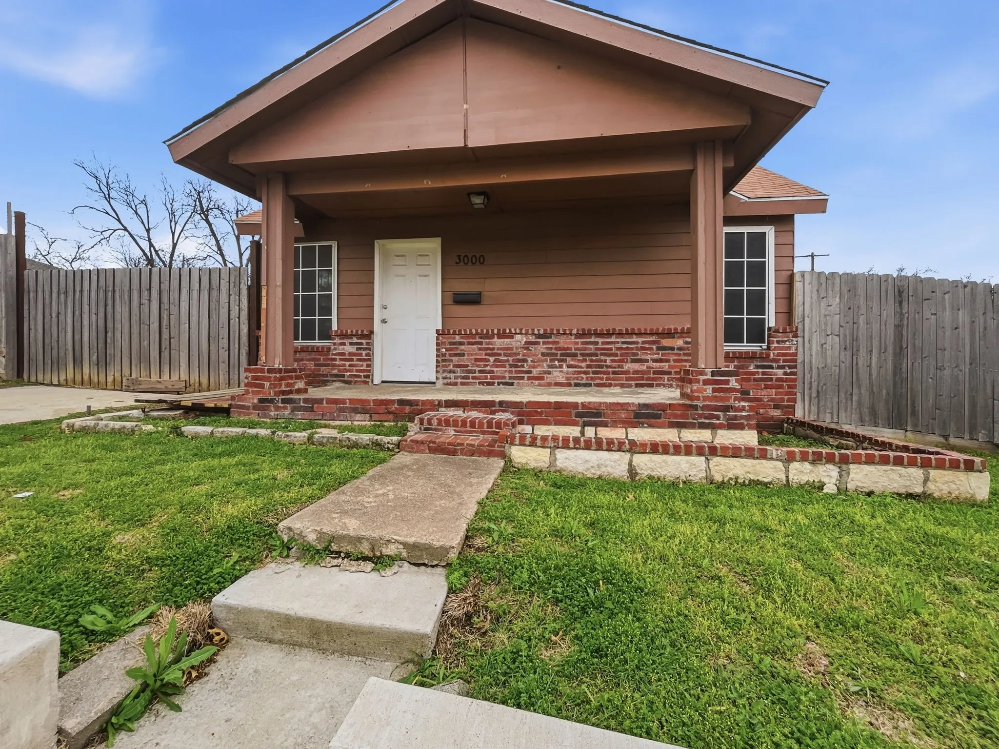 Single Family Residence For Sale in Tarrant County , 3000 Avenue M, Fort Worth, Texas 76105, 3 Bedroom, 2 Bathroom, Garage spaces, 768 Sqft, built in 1920, mls#21202152, Real Estate Agent in Fort Worth, Homes For Sale in Tarrant county, Homes For Sale in Fort Worth, Realtor in Fort Worth Texas, Real Estate Brokerage Independent Realty Texas, Luminita Cordes Realtor