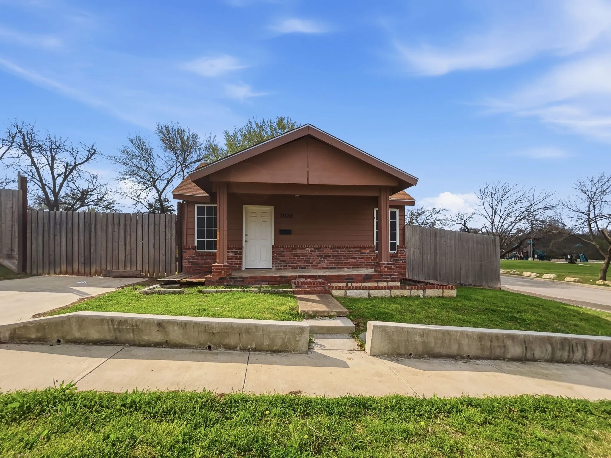 Single Family Residence For Sale in Tarrant County , 3000 Avenue M, Fort Worth, Texas 76105, 3 Bedroom, 2 Bathroom, Garage spaces, 768 Sqft, built in 1920, mls#21202152, Real Estate Agent in Fort Worth, Homes For Sale in Tarrant county, Homes For Sale in Fort Worth, Realtor in Fort Worth Texas, Real Estate Brokerage Independent Realty Texas, Luminita Cordes Realtor