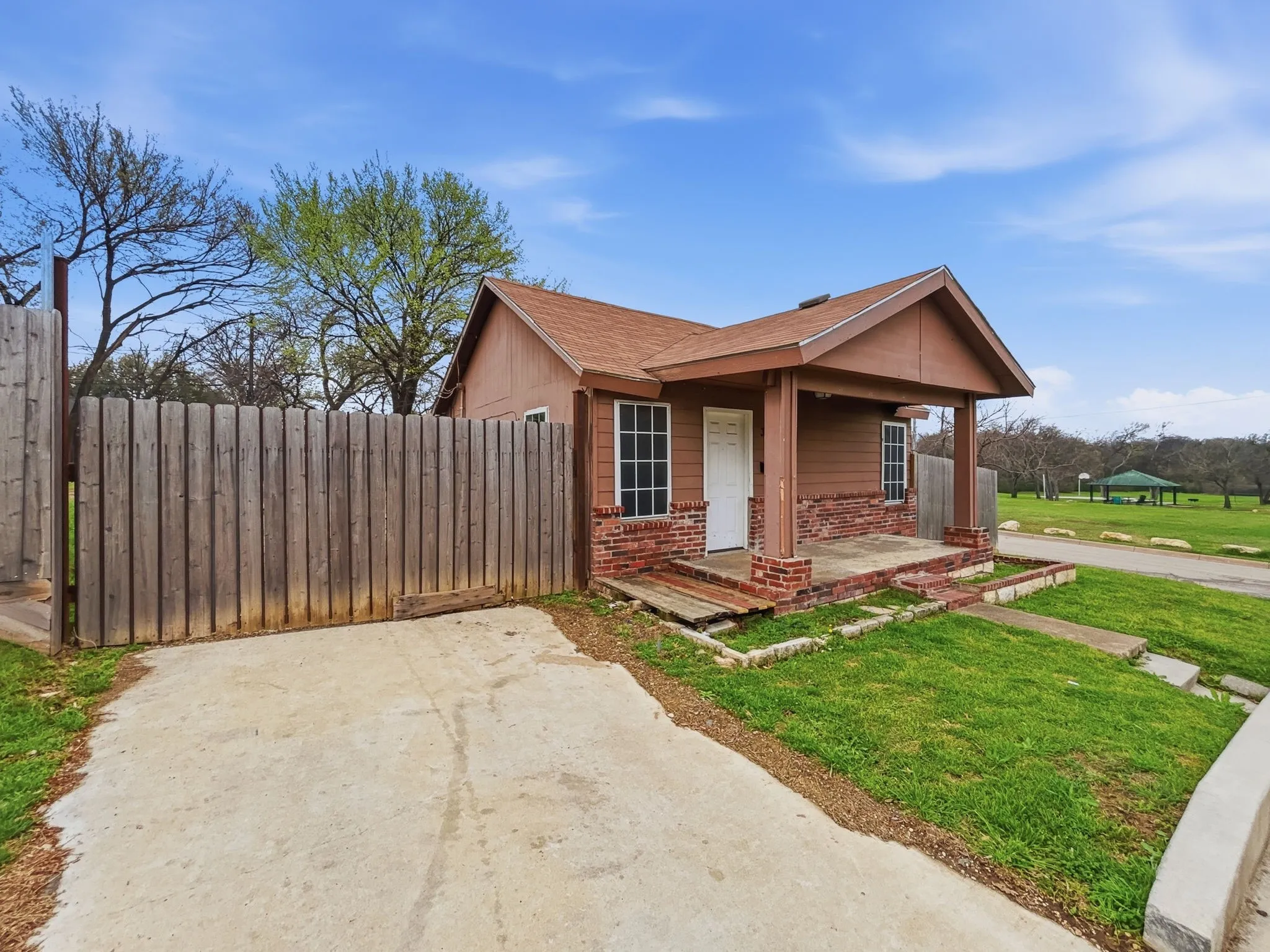 Single Family Residence For Sale in Tarrant County , 3000 Avenue M, Fort Worth, Texas 76105, 3 Bedroom, 2 Bathroom, Garage spaces, 768 Sqft, built in 1920, mls#21202152, Real Estate Agent in Fort Worth, Homes For Sale in Tarrant county, Homes For Sale in Fort Worth, Realtor in Fort Worth Texas, Real Estate Brokerage Independent Realty Texas, Luminita Cordes Realtor