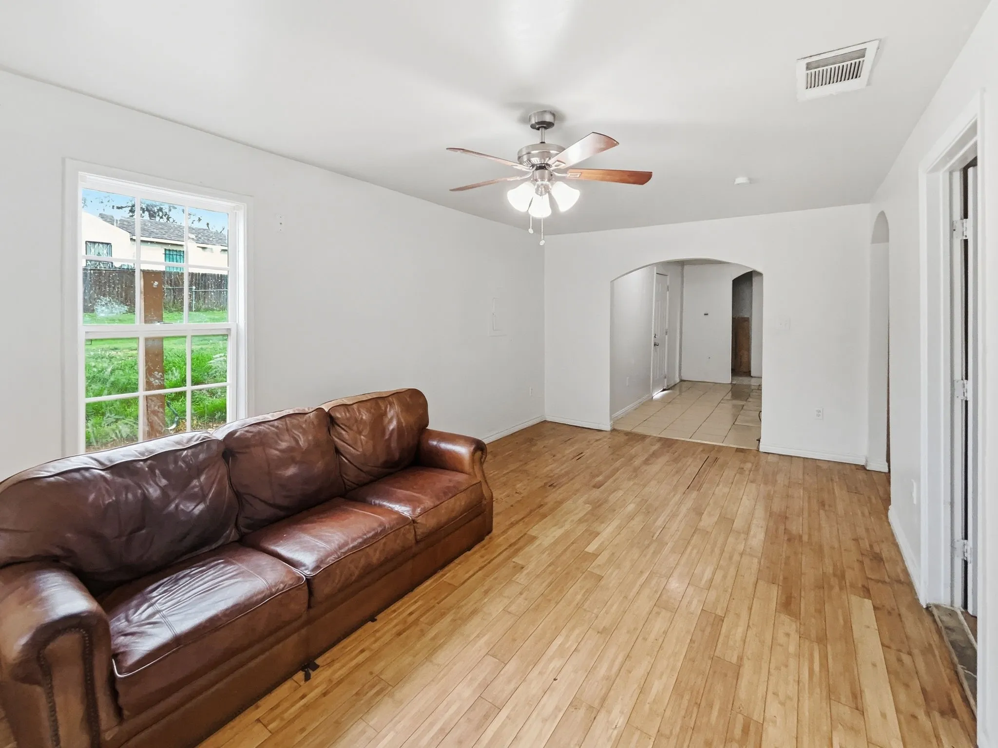 Single Family Residence For Sale in Tarrant County , 3000 Avenue M, Fort Worth, Texas 76105, 3 Bedroom, 2 Bathroom, Garage spaces, 768 Sqft, built in 1920, mls#21202152, Real Estate Agent in Fort Worth, Homes For Sale in Tarrant county, Homes For Sale in Fort Worth, Realtor in Fort Worth Texas, Real Estate Brokerage Independent Realty Texas, Luminita Cordes Realtor