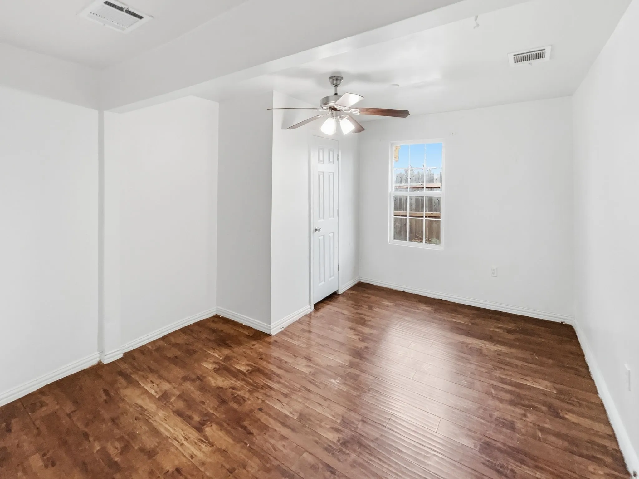 Single Family Residence For Sale in Tarrant County , 3000 Avenue M, Fort Worth, Texas 76105, 3 Bedroom, 2 Bathroom, Garage spaces, 768 Sqft, built in 1920, mls#21202152, Real Estate Agent in Fort Worth, Homes For Sale in Tarrant county, Homes For Sale in Fort Worth, Realtor in Fort Worth Texas, Real Estate Brokerage Independent Realty Texas, Luminita Cordes Realtor