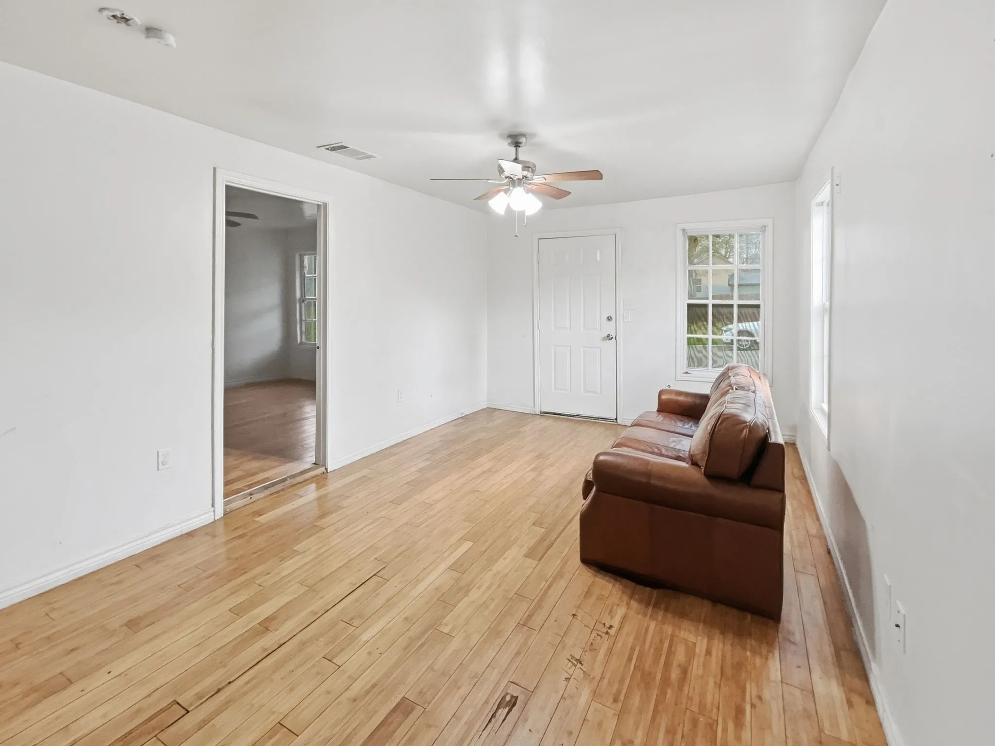 Single Family Residence For Sale in Tarrant County , 3000 Avenue M, Fort Worth, Texas 76105, 3 Bedroom, 2 Bathroom, Garage spaces, 768 Sqft, built in 1920, mls#21202152, Real Estate Agent in Fort Worth, Homes For Sale in Tarrant county, Homes For Sale in Fort Worth, Realtor in Fort Worth Texas, Real Estate Brokerage Independent Realty Texas, Luminita Cordes Realtor