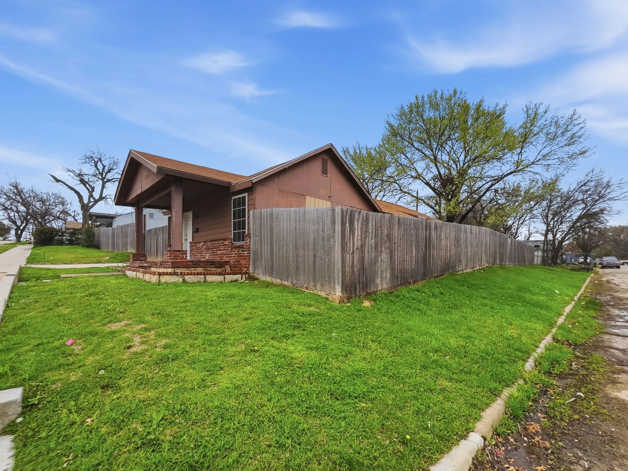 Single Family Residence For Sale in Tarrant County , 3000 Avenue M, Fort Worth, Texas 76105, 3 Bedroom, 2 Bathroom, Garage spaces, 768 Sqft, built in 1920, mls#21202152, Real Estate Agent in Fort Worth, Homes For Sale in Tarrant county, Homes For Sale in Fort Worth, Realtor in Fort Worth Texas, Real Estate Brokerage Independent Realty Texas, Luminita Cordes Realtor