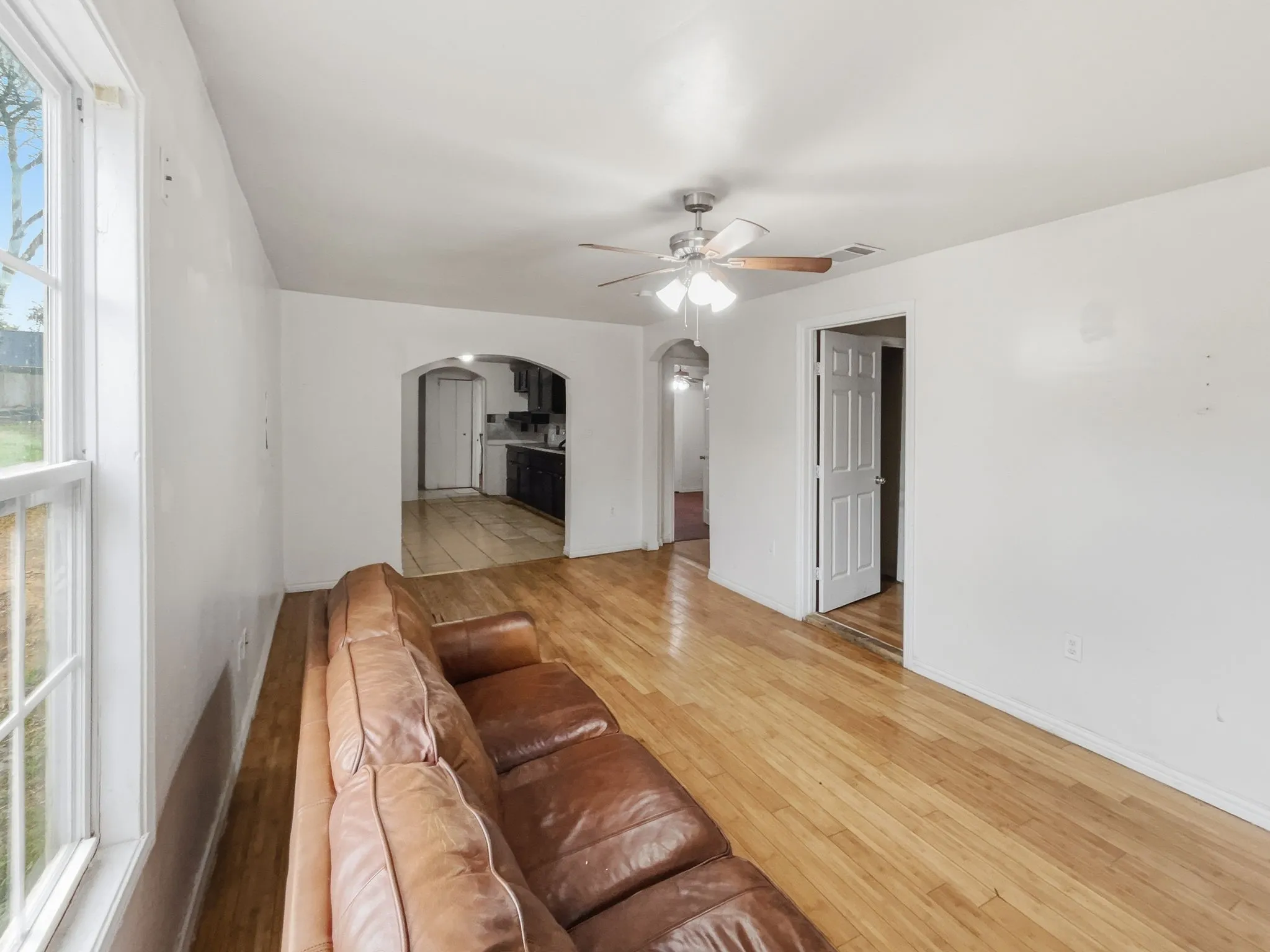 Single Family Residence For Sale in Tarrant County , 3000 Avenue M, Fort Worth, Texas 76105, 3 Bedroom, 2 Bathroom, Garage spaces, 768 Sqft, built in 1920, mls#21202152, Real Estate Agent in Fort Worth, Homes For Sale in Tarrant county, Homes For Sale in Fort Worth, Realtor in Fort Worth Texas, Real Estate Brokerage Independent Realty Texas, Luminita Cordes Realtor