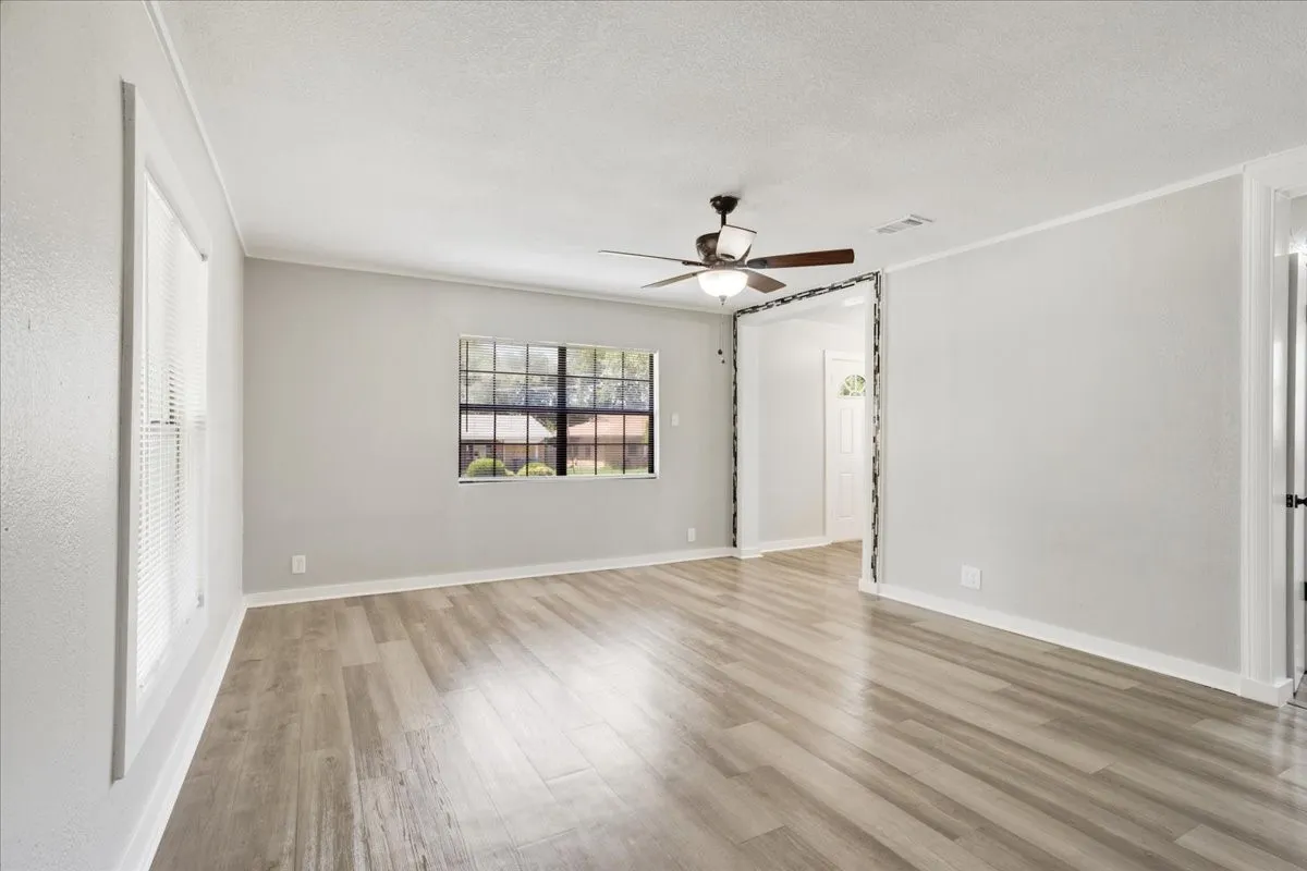 Single Family Residence For Sale in Grayson County , 1815 W Brockett Street, Sherman, Texas 75092, 3 Bedroom, 2 Bathroom, 1 Garage spaces, 985 Sqft, built in 1955, mls#21202256, Real Estate Agent in Sherman, Homes For Sale in Grayson county, Homes For Sale in Sherman, Realtor in Sherman Texas, Real Estate Brokerage Independent Realty Texas, Luminita Cordes Realtor