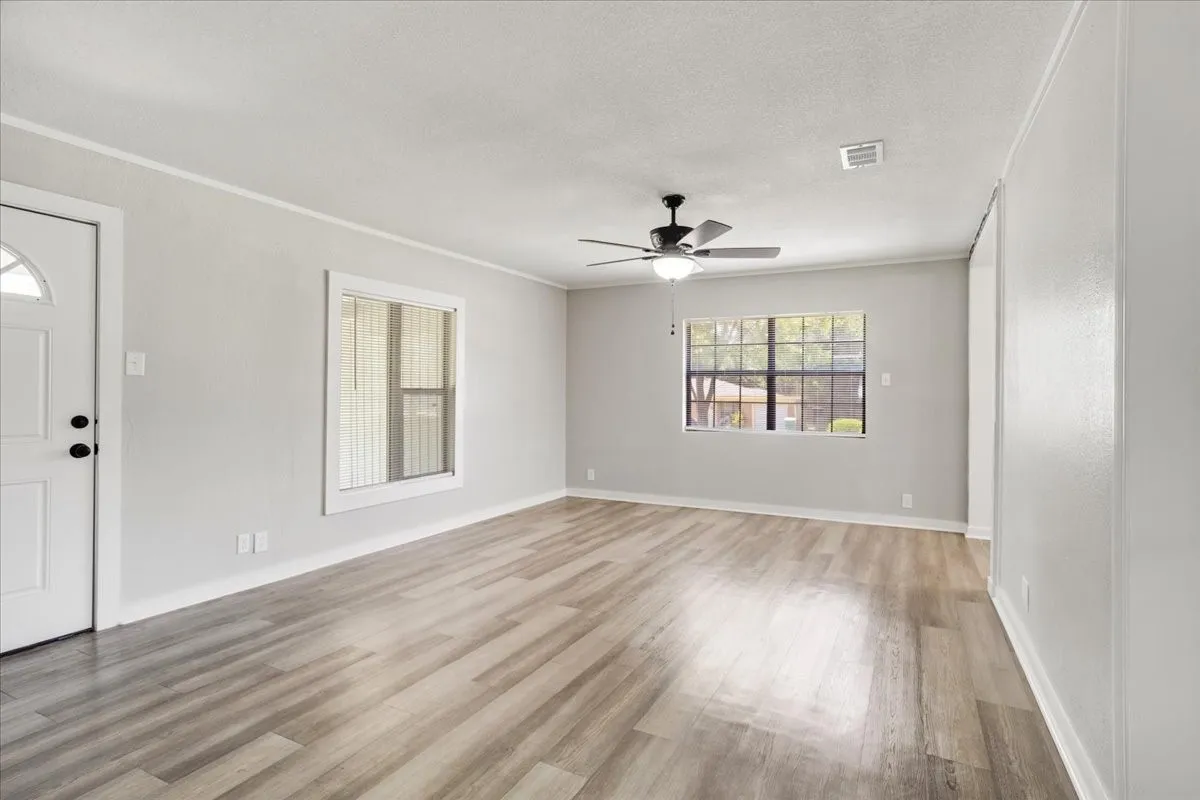 Single Family Residence For Sale in Grayson County , 1815 W Brockett Street, Sherman, Texas 75092, 3 Bedroom, 2 Bathroom, 1 Garage spaces, 985 Sqft, built in 1955, mls#21202256, Real Estate Agent in Sherman, Homes For Sale in Grayson county, Homes For Sale in Sherman, Realtor in Sherman Texas, Real Estate Brokerage Independent Realty Texas, Luminita Cordes Realtor