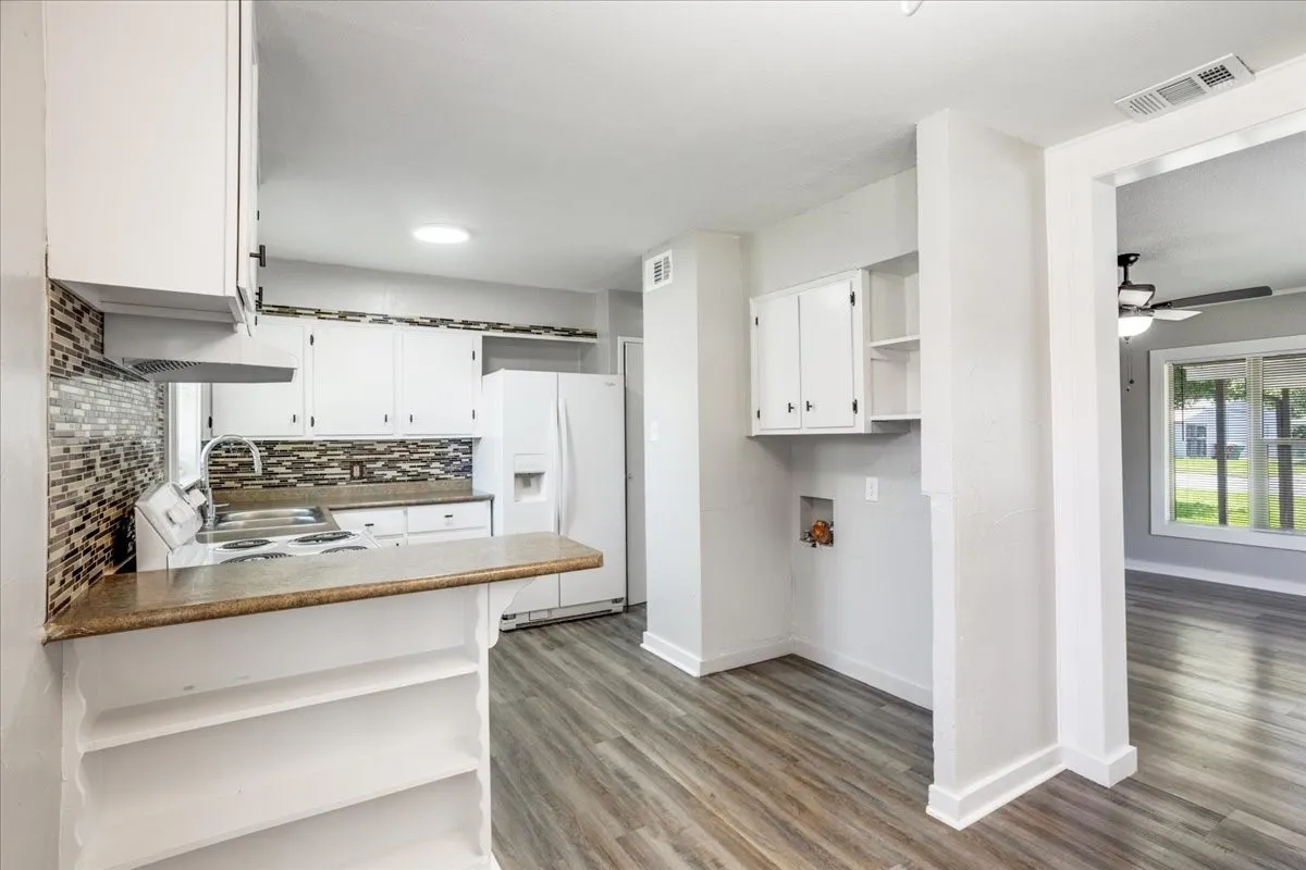 Single Family Residence For Sale in Grayson County , 1815 W Brockett Street, Sherman, Texas 75092, 3 Bedroom, 2 Bathroom, 1 Garage spaces, 985 Sqft, built in 1955, mls#21202256, Real Estate Agent in Sherman, Homes For Sale in Grayson county, Homes For Sale in Sherman, Realtor in Sherman Texas, Real Estate Brokerage Independent Realty Texas, Luminita Cordes Realtor