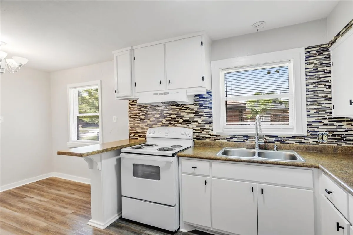 Single Family Residence For Sale in Grayson County , 1815 W Brockett Street, Sherman, Texas 75092, 3 Bedroom, 2 Bathroom, 1 Garage spaces, 985 Sqft, built in 1955, mls#21202256, Real Estate Agent in Sherman, Homes For Sale in Grayson county, Homes For Sale in Sherman, Realtor in Sherman Texas, Real Estate Brokerage Independent Realty Texas, Luminita Cordes Realtor